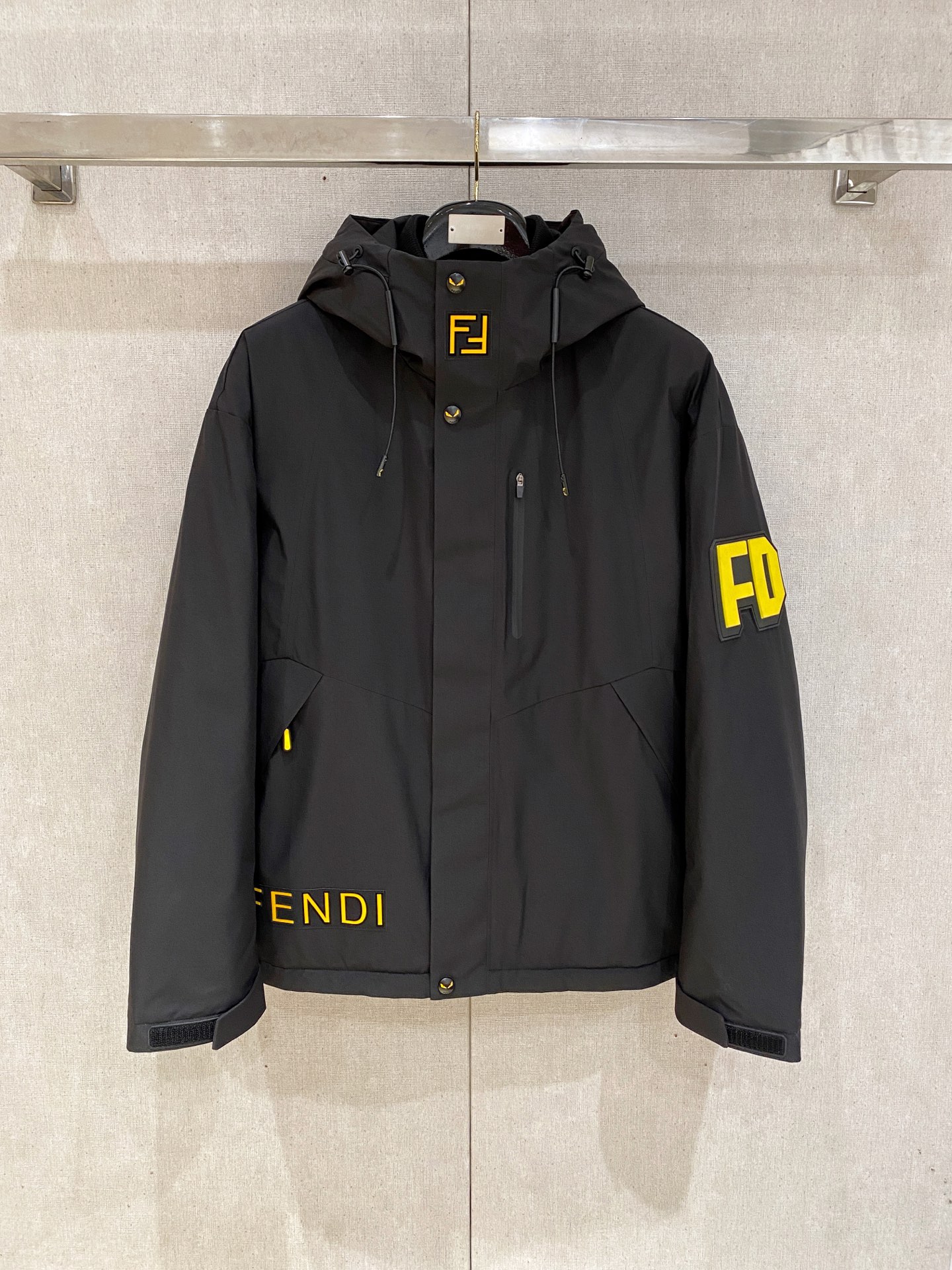 NO:644068,Exclusively for autumn and winter 2025SS new FENDI Fendi down jacket (two pieces are detachable)  Products from a Hong Kong trading company, pure foreign trade channels, sold simultaneously on the official website, filled with national standard 90 goose down, the highest quality on the market, a true two-piece design, the inner knitted jacket is combined with the outdoor windproof down jacket, the whole garment adopts the classic original label with original custom-made hardware.  It has a more design style. Every piece worn alone is at the forefront of the trend. The imported fabric lining is of the highest standard. Whether it is exquisite zippers, buttons, or clever pocket designs, it reflects the pursuit of quality and attention to details. It is specially designed for you who pursue high quality.  Color Black Gray Yellow Size M-XXXL,,fendi,fendi,jackets & coats,down jacket,alexander wang19860909独家专供秋冬2025SS新款FENDI芬迪羽绒服（两件穿可拆卸） 香港贸易公司货,纯正洋行渠道,同步官网发售,内里填充国标90鹅绒羽绒朵,市面最高品质,真两件设计,内搭针织外套与户外防风羽绒外套相结合,整衣采用经典原标搭配原厂定做五金,更加具有设计风格,每一件单穿都是走在潮流尖端,进口面料里布最高标准,无论是精致的拉链、扣子,还是巧妙的口袋设计,都体现了对品质的追求和对细节的重视,专为追求高品质的您设计. 颜色黑色 灰色 黄色 尺码M-XXXL,,fendi,fendi,jackets & coats,down jacket,alexander wang,Men's clothing