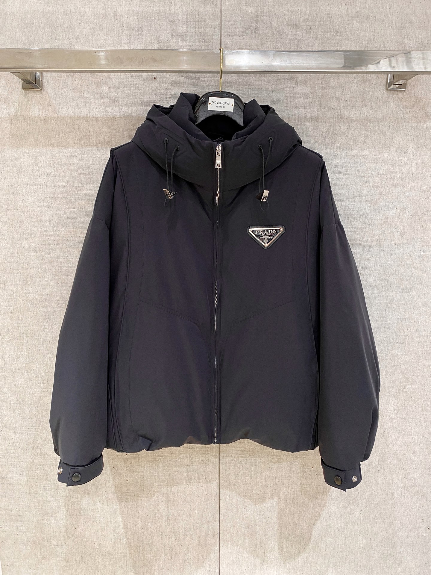 NO:644060,Exclusively available for autumn and winter 2025SS new PRADA hooded down jacket, available simultaneously on the official website, filled with 90% goose down down, original triangle logo design on the chest, full of fashion, the highest quality on the market, imported fabrics, the highest lining standards, all accessories and hardware are custom-made, whether it is exquisite zippers, buttons, or clever pocket designs, they all reflect the pursuit of quality and attention to detail. Designed for you who pursue high quality. Color black burgundy  Gray size M-XXXL,,prada,prada,down jacket,hats,alexander wang19860909独家专供秋冬2025SS新款PRADA普拉达连帽羽绒服 同步官网发售,内里填充90鹅绒羽绒朵,胸口原厂三角标设计,时尚感拉满,市面最高品质,进口面料,里布最高标准,辅料五金全部原厂定做,无论是精致的拉链、扣子,还是巧妙的口袋设计,都体现了对品质的追求和对细节的重视,专为追求高品质的您设计. 颜色黑色 酒红 灰色 尺码M-XXXL,,prada,prada,down jacket,hats,alexander wang,Men's clothing