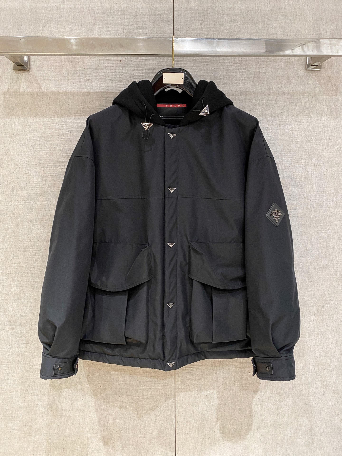 NO:644063,Exclusively for autumn and winter 2025SS new PRADA Prada fake two-piece down jacket  Products from a Hong Kong trading company, pure foreign trade channels, sold simultaneously on the official website, filled with 90% goose down and down, using custom triangle label snap button design, metal leather labels on the sleeves full of fashion, the highest quality on the market, imported fabrics, the highest standards of lining, accessories and hardware are all custom-made from the original factory, whether it is exquisite zippers, buttons, or clever pocket designs, they all reflect the pursuit of quality and attention to details, specially designed for you who pursue high quality. Color black green  Size M-XXXL,,prada,prada,down jacket,alexander wang19860909独家专供秋冬2025SS新款PRADA普拉达假两件羽绒服 香港贸易公司货,纯正洋行渠道,同步官网发售,内里填充90鹅绒羽绒朵,采用定制三角标摁扣设计,袖边金属皮标时尚感拉满,市面最高品质,进口面料,里布最高标准,辅料五金全部原厂定做,无论是精致的拉链、扣子,还是巧妙的口袋设计,都体现了对品质的追求和对细节的重视,专为追求高品质的您设计. 颜色黑色 绿色 尺码M-XXXL,,prada,prada,down jacket,alexander wang,Men's clothing