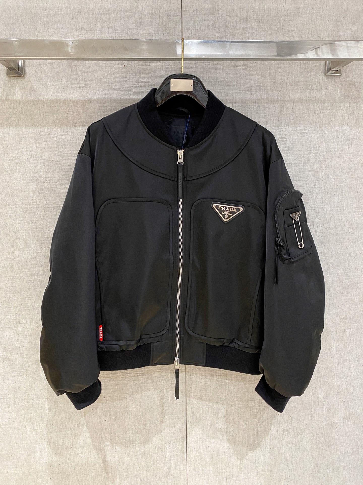 NO:644054,Exclusively for the autumn and winter 2025SS new PRADA down jacket. It is made from a Hong Kong trading company. It is a pure foreign trade channel and is sold simultaneously on the official website. It is filled with 90% goose down and down, and the cuffs are designed with custom pins. It is of the highest quality on the market, imported fabrics, the highest standards of lining, and all accessories and hardware are custom-made. Whether it is exquisite zippers, buttons, or clever pocket designs, they all reflect the pursuit of quality and attention to details. Designed for you who pursue high quality.  Color Black Khaki Size M-XXXL,,prada,prada,down jacket,alexander wang19860909独家专供秋冬2025SS新款PRADA普拉达羽绒服 香港贸易公司货,纯正洋行渠道,同步官网发售,内里填充90鹅绒羽绒朵,袖口采用定制别针设计,市面最高品质,进口面料,里布最高标准,辅料五金全部原厂定做,无论是精致的拉链、扣子,还是巧妙的口袋设计,都体现了对品质的追求和对细节的重视,专为追求高品质的您设计. 颜色黑色 卡其 尺码M-XXXL,,prada,prada,down jacket,alexander wang,Men's clothing