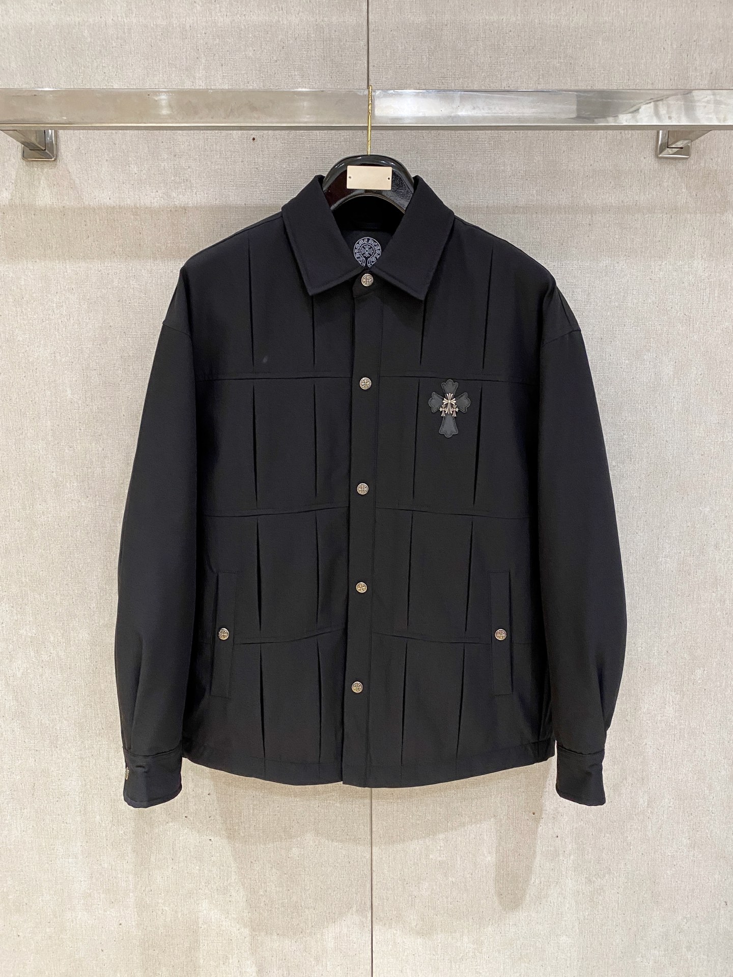 NO:644057,Exclusively for autumn and winter 2025SS new Croxin down jacket  Products from a Hong Kong trading company, pure foreign trade channels, sold simultaneously on the official website, filled with 90% goose down and down, with rhombus stitching on the front panel, and all buttons are made of custom Kroger metal buttons. The tailoring design of the shirt keeps you warm without looking bloated, and is full of fashion.  The highest quality on the market, imported fabrics, the highest standards for lining, and all accessories and hardware are custom-made from the original factory. Whether it is exquisite zippers, buttons, or clever pocket designs, they all reflect the pursuit of quality and attention to detail, and are specially designed for you who pursue high quality.  Color Black Green Size M-XXXL,,chrome hearts,loewe,shirts,down jacket,alexander wang19860909独家专供秋冬2025SS新款克罗心羽绒服 香港贸易公司货,纯正洋行渠道,同步官网发售,内里填充90鹅绒羽绒朵,前幅菱格拼接,所有摁扣采用定制克罗家金属纽扣,衬衫裁剪设计在保暖的同时又不显臃肿,时尚感拉满,市面最高品质,进口面料,里布最高标准,辅料五金全部原厂定做,无论是精致的拉链、扣子,还是巧妙的口袋设计,都体现了对品质的追求和对细节的重视,专为追求高品质的您设计. 颜色黑色 绿色 尺码M-XXXL,,chrome hearts,loewe,shirts,down jacket,alexander wang,Men's clothing