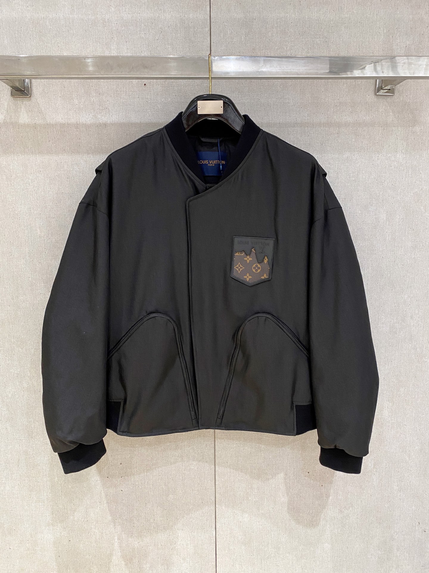 NO:644042,Exclusively for autumn and winter 2025SS new LV Louis Vuitton down jacket  Products from a Hong Kong trading company, pure foreign trade channels, sold simultaneously on the official website, filled with national standard 90 goose down, the highest quality on the market, slanted door locks with zipper-less design, custom threaded fabric on both sides of the hem, pocket zippers opened to present three-dimensional vision  The effect is that the imported fabric lining is of the highest standard, and the accessories and hardware are all custom-made from the original factory. Whether it is exquisite zippers, buttons, or clever pocket designs, they all reflect the pursuit of quality and attention to details, and are specially designed for you who pursue high quality.  Color Black Size M-XXXL,,louis vuitton,louis vuitton,down jacket,alexander wang19860909独家专供秋冬2025SS新款LV路易威登羽绒服 香港贸易公司货,纯正洋行渠道,同步官网发售,内里填充国标90鹅绒羽绒朵,市面最高品质,斜门禁摁扣无拉链设计,下摆双侧定制螺纹面料,口袋拉链打开呈现立体视觉效果,进口面料里布最高标准,辅料五金全部原厂定做,无论是精致的拉链、扣子,还是巧妙的口袋设计,都体现了对品质的追求和对细节的重视,专为追求高品质的您设计. 颜色黑色 尺码M-XXXL,,louis vuitton,louis vuitton,down jacket,alexander wang,Men's clothing