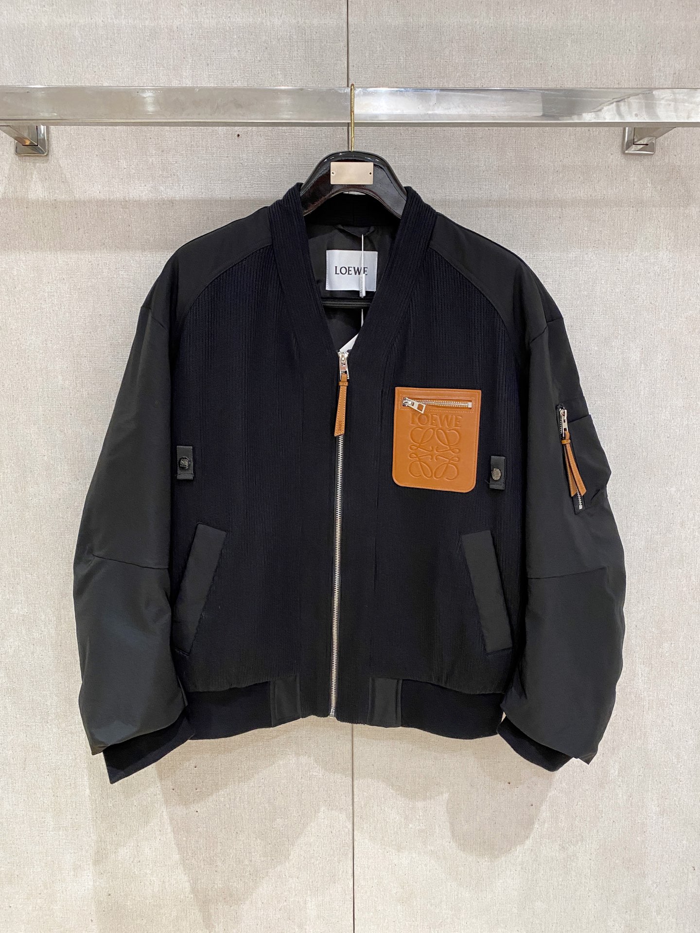 NO:644051,Exclusively for autumn and winter 2025SS new LOEWE down jacket  Products from a Hong Kong trading company, pure foreign trade channels, sold simultaneously on the official website, filled with national standard 90 goose down, the highest quality on the market, custom leather label on the chest, the whole garment adopts exclusive knitted splicing design, the upper body has a more unique style, the imported fabric lining is of the highest standard, and the accessories and hardware are all custom-made from the original factory. Whether it is exquisite zippers, buttons, or clever pocket designs, they all reflect the pursuit of quality and attention to details. Designed for you who pursue high quality. Color black  Size M-XXXL,,loewe,loewe,down jacket,alexander wang19860909独家专供秋冬2025SS新款LOEWE罗意威羽绒服 香港贸易公司货,纯正洋行渠道,同步官网发售,内里填充国标90鹅绒羽绒朵,市面最高品质,胸口定制皮标,全衣采用独家针织拼接设计,上身更具独特风格,进口面料里布最高标准,辅料五金全部原厂定做,无论是精致的拉链、扣子,还是巧妙的口袋设计,都体现了对品质的追求和对细节的重视,专为追求高品质的您设计. 颜色黑色 尺码M-XXXL,,loewe,loewe,down jacket,alexander wang,Men's clothing