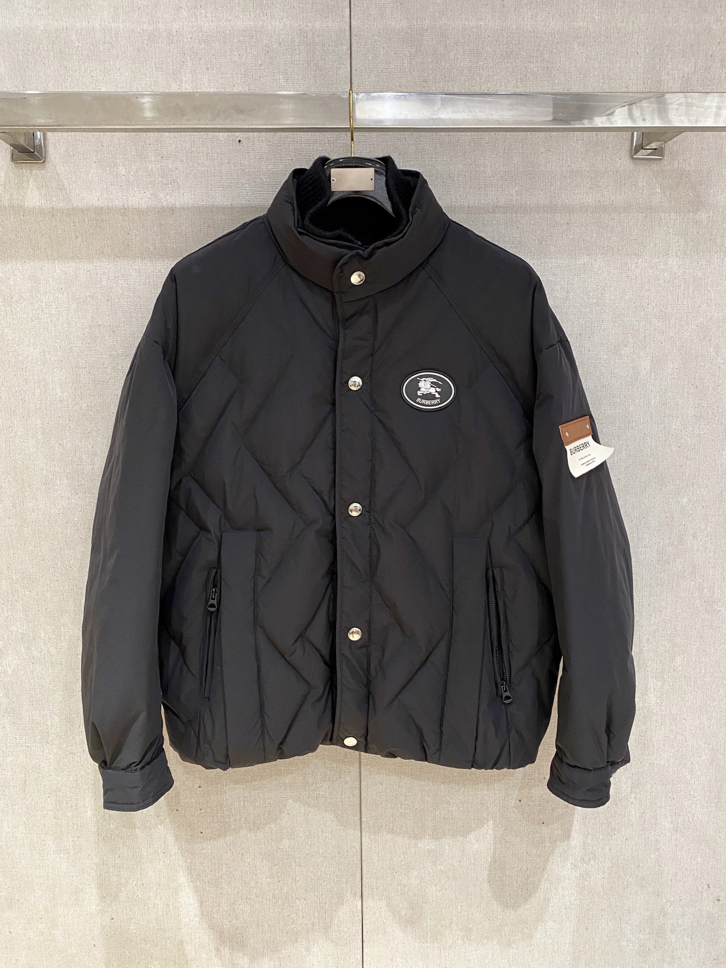 NO:644048,Exclusively for autumn and winter 2025SS new BURBERRY fake two-piece down jacket  Product from a Hong Kong trading company, pure foreign trade channel, sold simultaneously on the official website, filled with national standard 90 goose down and down, the highest quality on the market, fake two-piece knitted design, classic original label on the chest, light business casual style upper body with more unique style, imported fabric lining of the highest standard, accessories and hardware are all custom-made from the original factory, whether it is exquisite zippers, buttons, or clever pocket designs, they all reflect the pursuit of quality and attention to detail, specially designed for you who pursue high quality. Color black  Size M-XXXL,,burberry,burberry,down jacket,alexander wang19860909独家专供秋冬2025SS新款BURBERRY巴宝莉假两件羽绒服 香港贸易公司货,纯正洋行渠道,同步官网发售,内里填充国标90鹅绒羽绒朵,市面最高品质,假两件针织设计,胸口经典原标,轻商休闲风格上身更具独特风格,进口面料里布最高标准,辅料五金全部原厂定做,无论是精致的拉链、扣子,还是巧妙的口袋设计,都体现了对品质的追求和对细节的重视,专为追求高品质的您设计. 颜色黑色 尺码M-XXXL,,burberry,burberry,down jacket,alexander wang,Men's clothing