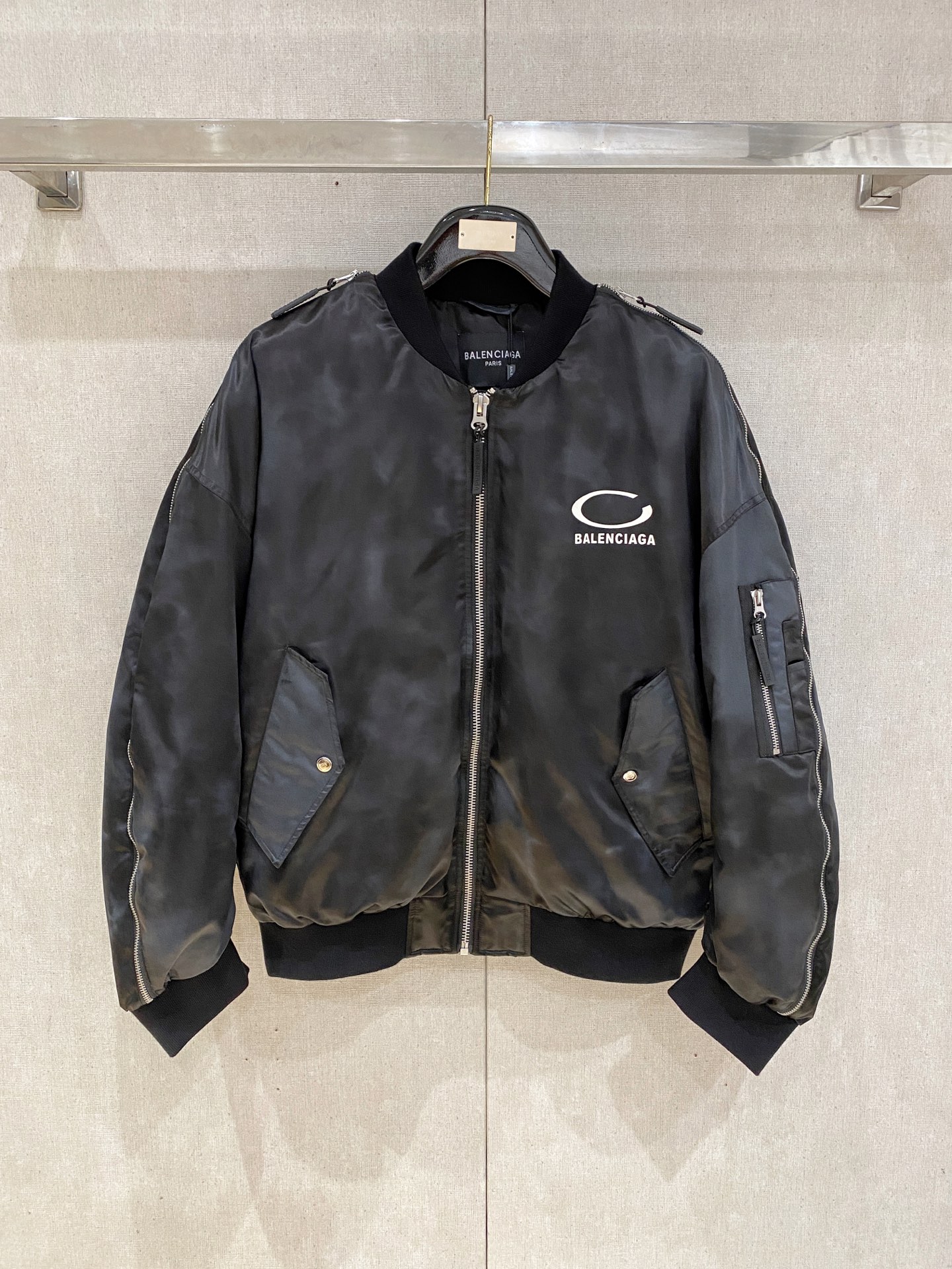 NO:627279,Exclusively for autumn and winter 2025SS new BALENCIAGA down jacket  Products from Hong Kong trading company, pure foreign trade channels, sold simultaneously on the official website, filled with national standard 90 goose down, the highest quality on the market, all imported custom fabric tie-dye process, the zippers on the sleeves can be fully opened, more unique style, the texture of the details is more advanced, the upper body is light and warm,  It is comfortable and has a unique fashionable temperament. The imported fabric lining is of the highest standard, and the accessories and hardware are all custom-made from the original factory. Whether it is exquisite zippers, buttons, or clever pocket designs, they all reflect the pursuit of quality and attention to details. It is specially designed for you who pursue high quality.  Color Black Silver Size M-XXXL,,balenciaga,balenciaga,down jacket,alexander wang19860909独家专供秋冬2025SS新款BALENCIAGA巴黎世家羽绒服 香港贸易公司货,纯正洋行渠道,同步官网发售,内里填充国标90鹅绒羽绒朵,市面最高品质,全衣进口定制面料扎染工艺,袖边拉链可全部拉开,更具独特风格,细节纹路质地更透高级感,上身轻盈保暖,在舒适的同时穿出独一无二的时尚气质,进口面料里布最高标准,辅料五金全部原厂定做,无论是精致的拉链、扣子,还是巧妙的口袋设计,都体现了对品质的追求和对细节的重视,专为追求高品质的您设计. 颜色黑色 银色 尺码M-XXXL,,balenciaga,balenciaga,down jacket,alexander wang,Men's clothing