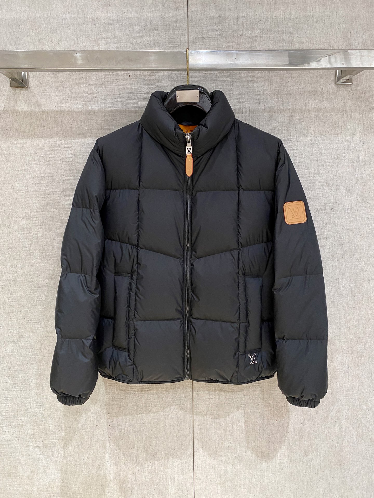 NO:627271,Exclusively for autumn and winter 2025SS new LV Louis Vuitton down jacket  Products from a Hong Kong trading company, pure foreign trade channels, sold simultaneously on the official website, filled with national standard 90 goose down, the highest quality on the market, the zipper leather label adopts the latest design, the upper body is light and warm, and it is comfortable while showing a unique fashion temperament. The imported fabric lining is of the highest standard, and the accessories and hardware are all custom-made from the original factory. Whether it is exquisite zippers, buttons, or clever pocket designs, they all reflect the pursuit of quality and attention to details. Designed for you who pursue high quality. Color black  Brown red dark gray silver size M-XXXL,,louis vuitton,louis vuitton,down jacket,alexander wang19860909独家专供秋冬2025SS新款LV路易威登羽绒服 香港贸易公司货,纯正洋行渠道,同步官网发售,内里填充国标90鹅绒羽绒朵,市面最高品质,拉链皮标采用最新设计,上身轻盈保暖,在舒适的同时穿出独一无二的时尚气质,进口面料里布最高标准,辅料五金全部原厂定做,无论是精致的拉链、扣子,还是巧妙的口袋设计,都体现了对品质的追求和对细节的重视,专为追求高品质的您设计. 颜色黑色 棕红 深灰 银白 尺码M-XXXL,,louis vuitton,louis vuitton,down jacket,alexander wang,Men's clothing