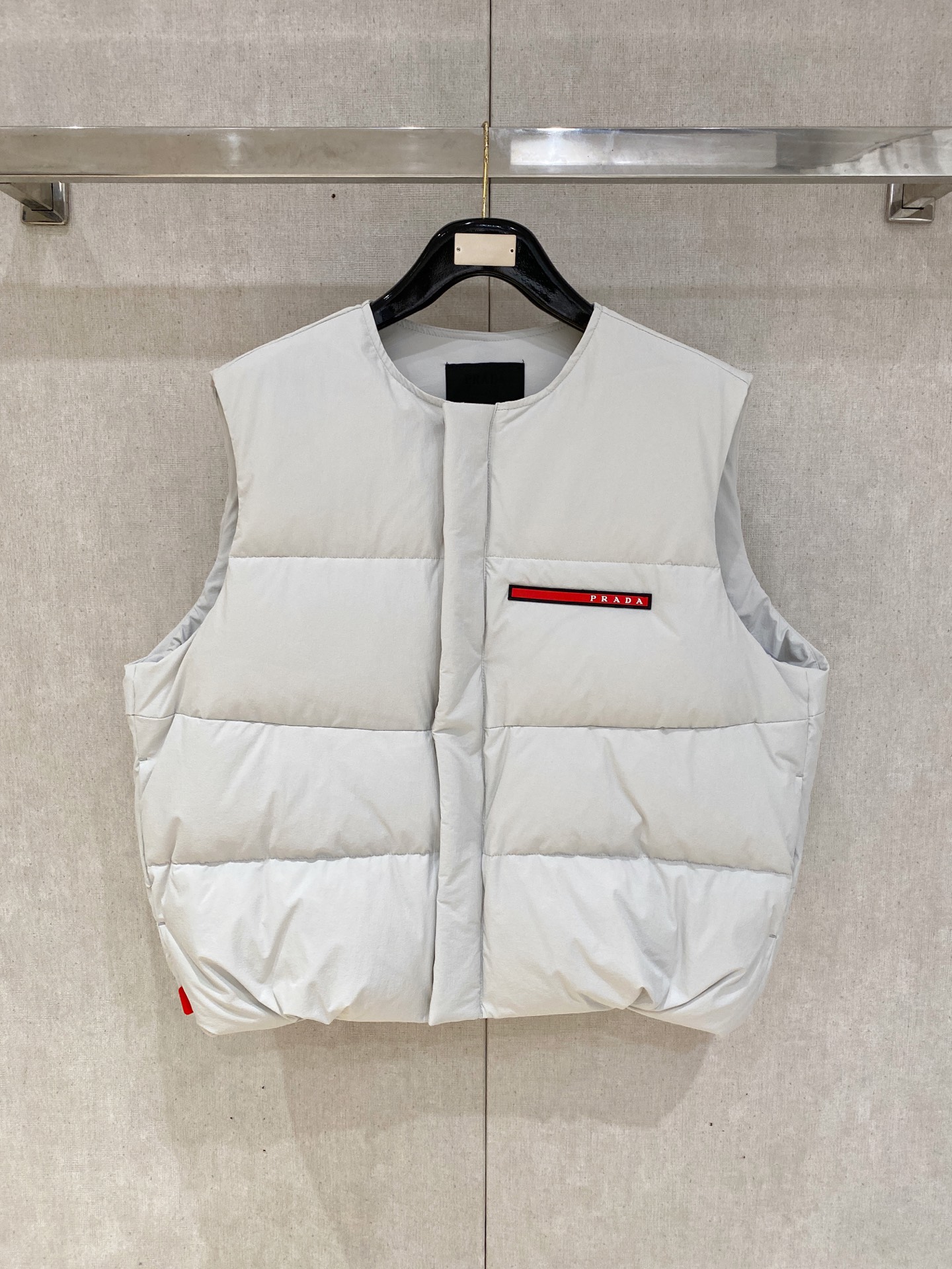 NO:627301,Exclusively for autumn and winter 2025SS new PRADA Prada down jacket vest  Products from a Hong Kong trading company, pure foreign trade channels, sold simultaneously on the official website, filled with 90% goose down and down, with brand logo strips on the front and back, full of fashion, the highest quality on the market, imported fabrics, the highest standards for lining, and accessories and hardware are all custom-made from the original factory. Whether it is exquisite zippers, buttons, or clever pocket designs, they all reflect the pursuit of quality and attention to details. Designed for you who pursue high quality. Color black white  Size M-XL,,prada,prada,down jacket,alexander wang19860909独家专供秋冬2025SS新款PRADA普拉达羽绒服马甲 香港贸易公司货,纯正洋行渠道,同步官网发售,内里填充90鹅绒羽绒朵,前后采用品牌logo胶条设计,时尚感拉满,市面最高品质,进口面料,里布最高标准,辅料五金全部原厂定做,无论是精致的拉链、扣子,还是巧妙的口袋设计,都体现了对品质的追求和对细节的重视,专为追求高品质的您设计. 颜色黑色 白色 尺码M-XL,,prada,prada,down jacket,alexander wang,Men's clothing