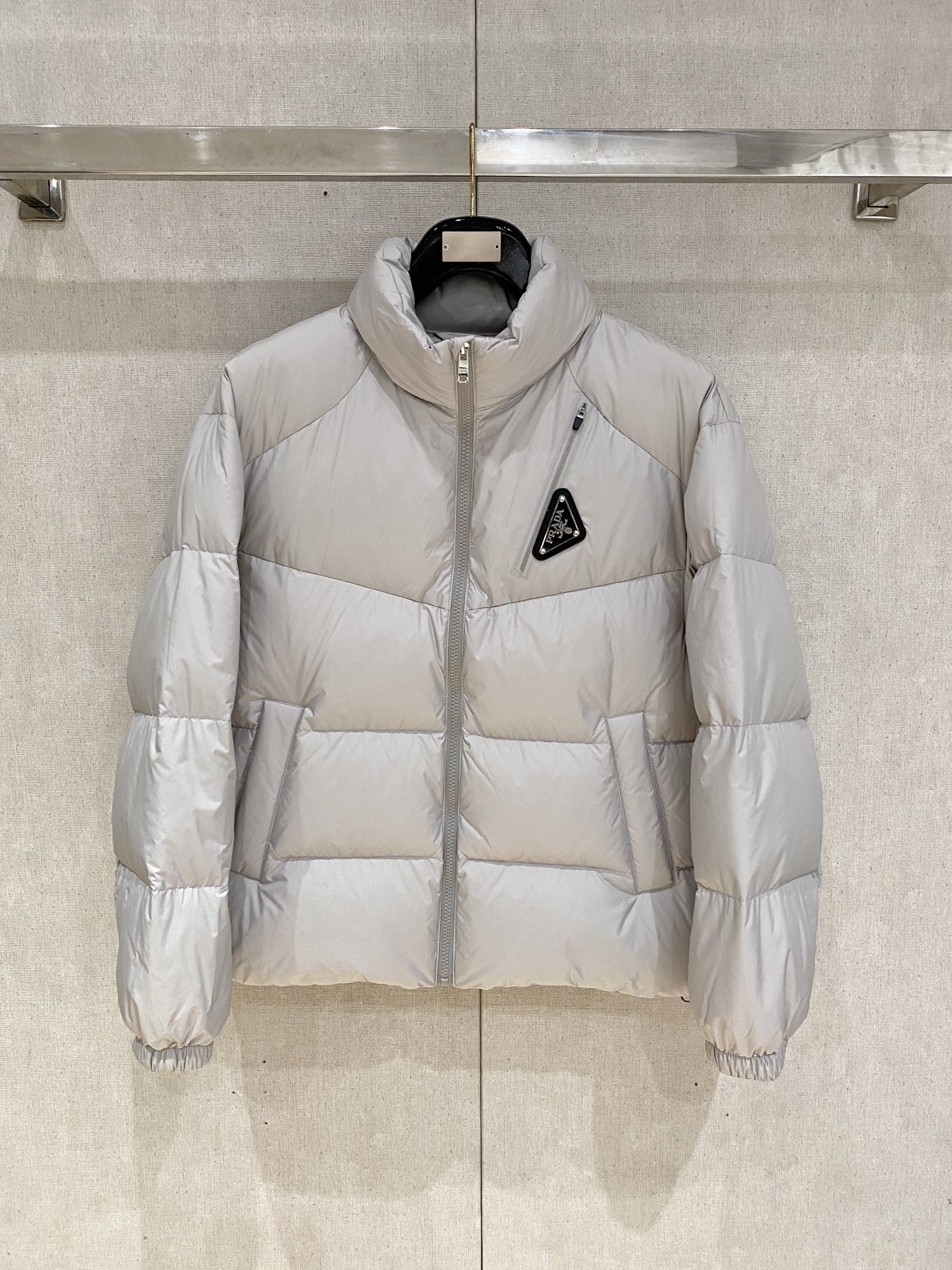 NO:627295,Exclusively for autumn and winter 2025SS new PRADA down jacket  Products from Hong Kong trading company, pure foreign trade channels, sold simultaneously on the official website, filled with national standard 90 goose down, the highest quality on the market, classic triangle logo, diagonal zipper design on the chest that can be opened for storage, the upper body is light and warm, making it comfortable and unique at the same time  Second, the fashionable temperament, the highest standard of imported fabric lining, and the accessories and hardware are all custom-made from the original factory. Whether it is exquisite zippers, buttons, or clever pocket designs, they all reflect the pursuit of quality and attention to details, and are specially designed for you who pursue high quality.  Color black green dark gray silver size M-XXXL, prada, prada, down jacket, alexander wang19860909独家专供秋冬2025SS新款PRADA普拉达羽绒服 香港贸易公司货,纯正洋行渠道,同步官网发售,内里填充国标90鹅绒羽绒朵,市面最高品质,经典三角标,胸前斜拉链设计打开可收纳,上身轻盈保暖,在舒适的同时穿出独一无二的时尚气质,进口面料里布最高标准,辅料五金全部原厂定做,无论是精致的拉链、扣子,还是巧妙的口袋设计,都体现了对品质的追求和对细节的重视,专为追求高品质的您设计. 颜色黑色 绿色 深灰 银白 尺码M-XXXL,,prada,prada,down jacket,alexander wang,Men's clothing