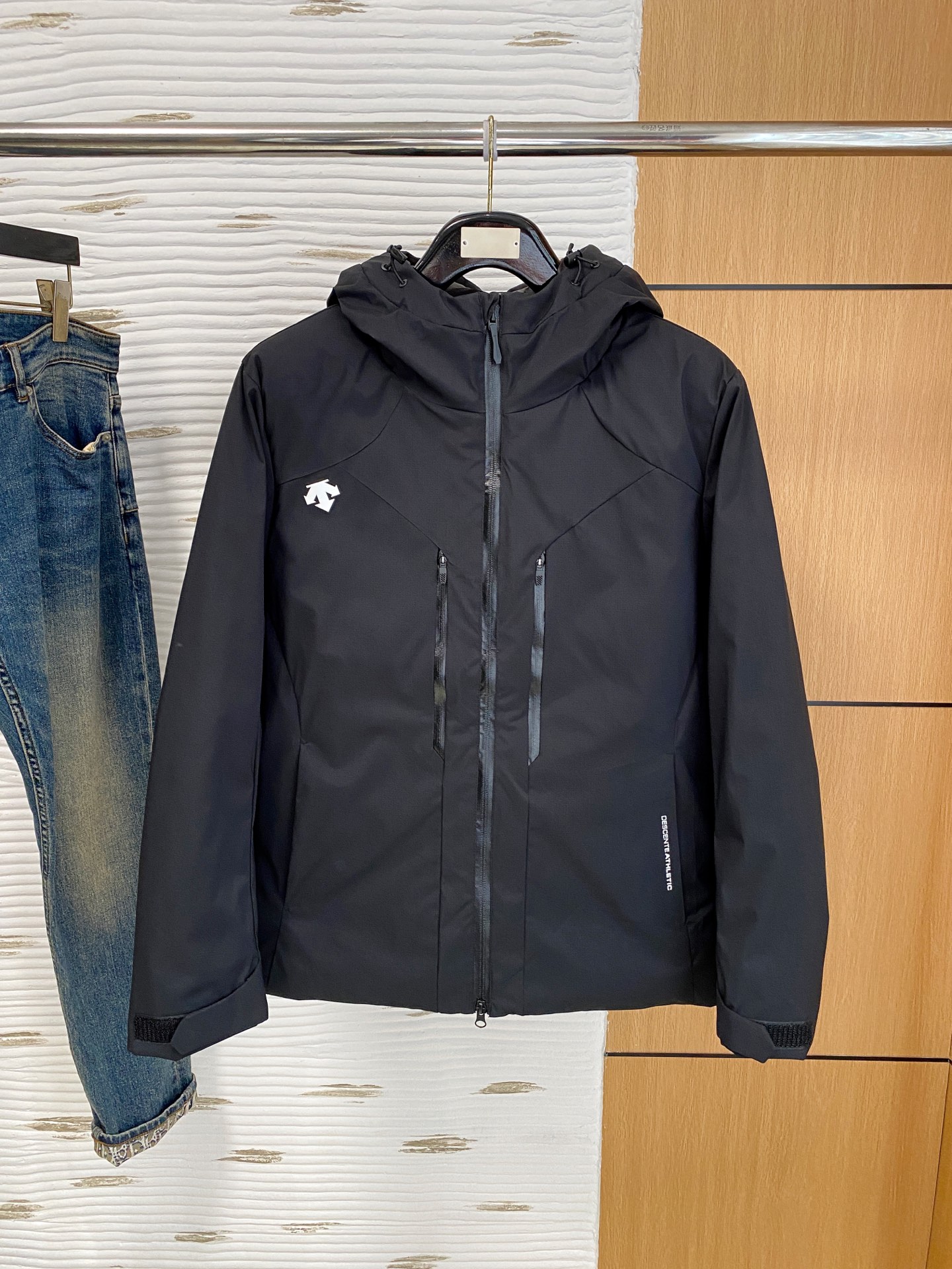 NO:615121,Descente cotton coat 25ss early autumn [new product] new casual cotton coat in the autumn and winter counter!  Ultra-avant-garde design style, delicate and comfortable, very light to wear and not easy to wrinkle. Multiple craftsmanship. The overall design is quite visual. The upper body is casual and stylish, with a certain degree of stiffness. It is definitely at the forefront of fashion. It is recommended for urban leisure. Size M-3XL, jackets & coats, alexander wang19860909迪桑特 棉服25ss早秋【新品】秋冬专柜新款休闲棉服外套！超前卫设计风格 细腻舒适 穿着非常轻便不易起皱.多重重工艺 整体的设计颇具视觉感,上身休闲有型,有一定的挺括度,绝对走在时尚最尖端的气质感推荐,都市休闲必备.码数M-3XL,,jackets & coats,alexander wang,Men's clothing