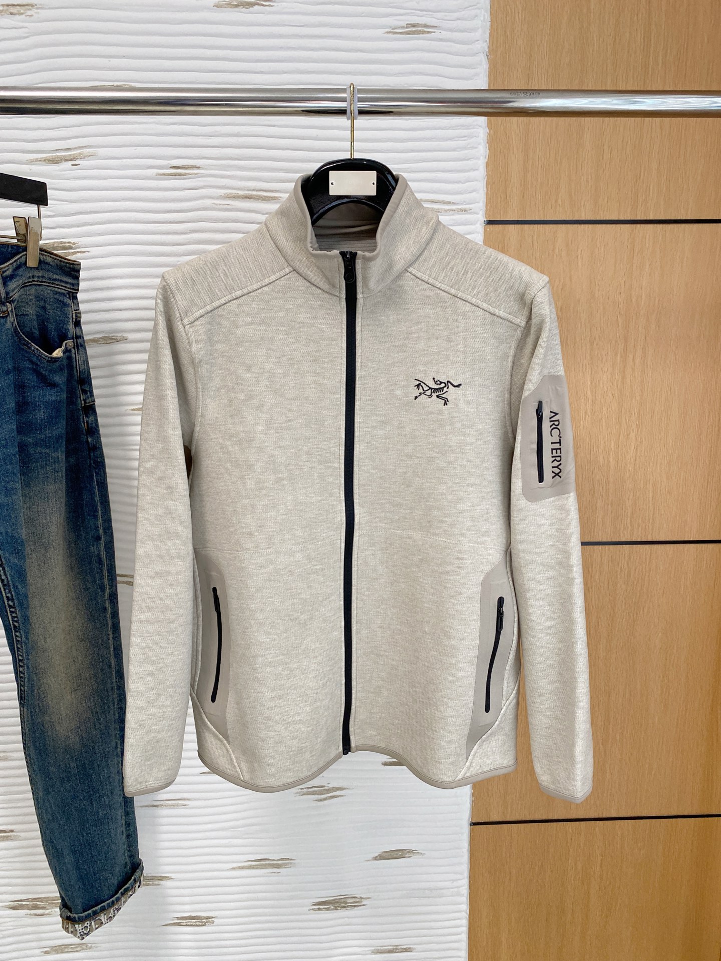 NO:615127,Arc'teryx 2025 [New Product] New Jacket for Autumn and Winter. High-quality wool blended fabric imported from Italy. Fashionable and versatile. Handsome. Classic logo. Durable and not easy to deform. It can be easily held in various styles. It is a classic fashion model that is sought after every year. High-quality and bulky. Size L-3Xl. Maximum wear is 180 pounds. arc'teryx, jackets & coats, alexander wang19860909始祖鸟2025【新品】秋冬新款外套 高品质意大利进口羊毛混纺面料,时尚百搭 帅气十足.经典Logo.耐穿不易变形,版型,各种风格都能轻松Hold住,年年被追捧的经典时尚款 高品质大货 码数L-3Xl 最大穿180斤,arc'teryx,jackets & coats,alexander wang,Men's clothing