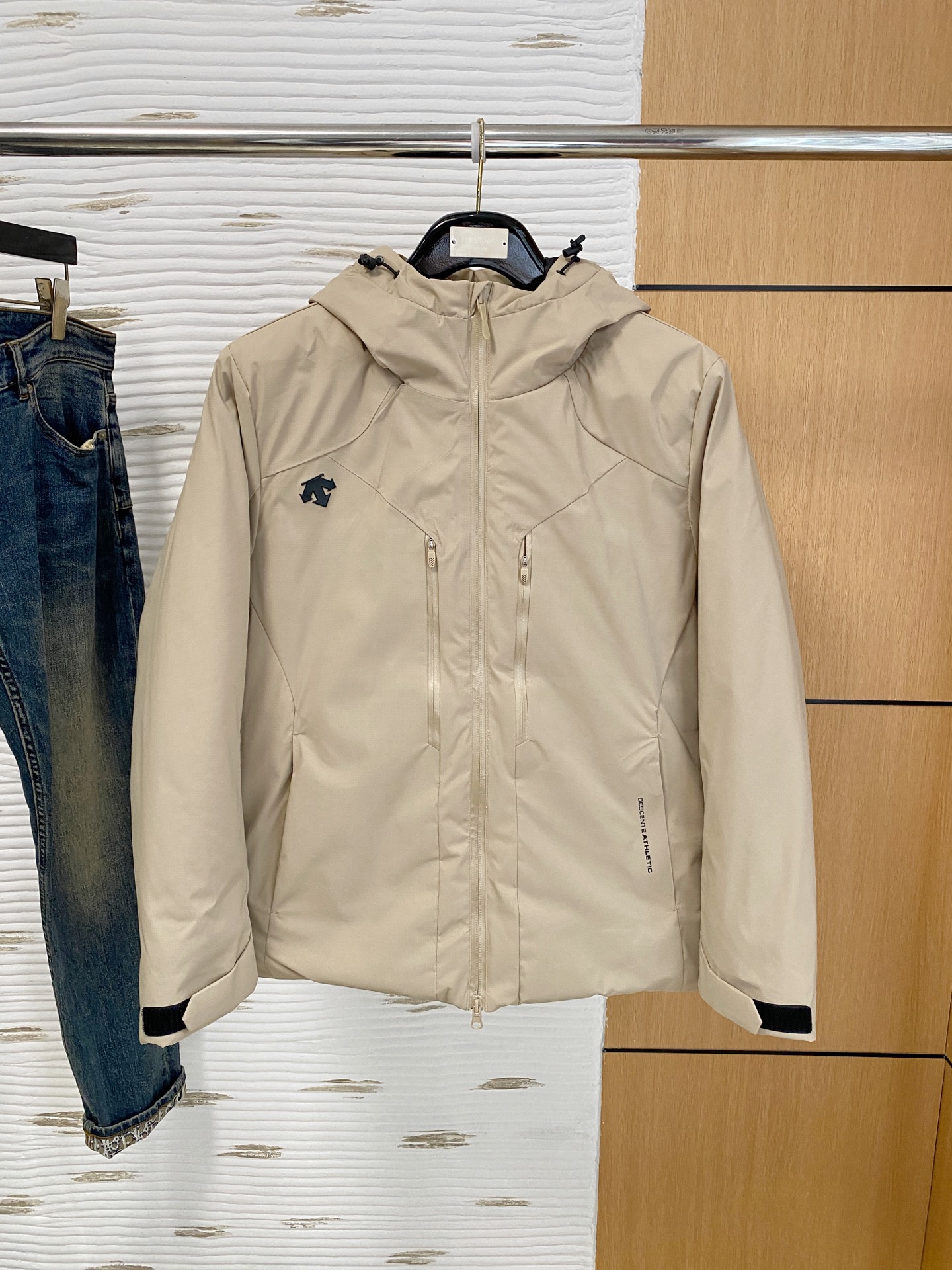 NO:607804,Descente cotton coat 25ss early autumn [new product] new casual cotton coat in the autumn and winter counter!  Ultra-avant-garde design style, delicate and comfortable, very light to wear and not easy to wrinkle. Multiple craftsmanship. The overall design is quite visual. The upper body is casual and stylish, with a certain degree of stiffness. It is definitely at the forefront of fashion. It is recommended for urban leisure. Size M-3XL, jackets & coats, alexander wang19860909迪桑特 棉服25ss早秋【新品】秋冬专柜新款休闲棉服外套！超前卫设计风格 细腻舒适 穿着非常轻便不易起皱.多重重工艺 整体的设计颇具视觉感,上身休闲有型,有一定的挺括度,绝对走在时尚最尖端的气质感推荐,都市休闲必备.码数M-3XL,,jackets & coats,alexander wang,Men's clothing