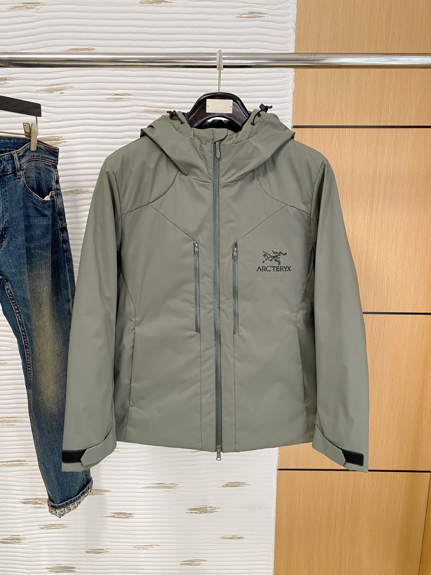 NO:727704,But after the New Year, Arc’teryx Cotton Clothing 25ss Early Autumn [New Product] New Casual Cotton Clothing Jacket at the Autumn and Winter Counter!  Ultra-avant-garde design style, delicate and comfortable, very light to wear and not easy to wrinkle. Multiple craftsmanship. The overall design is quite visual. The upper body is casual and stylish, with a certain degree of stiffness. It is definitely at the forefront of fashion. It is recommended for urban leisure. Size M-3XL, arc'teryx, jackets & coats,19860909可年后  始祖鸟棉服25ss早秋【新品】秋冬专柜新款休闲棉服外套！超前卫设计风格 细腻舒适 穿着非常轻便不易起皱.多重重工艺 整体的设计颇具视觉感,上身休闲有型,有一定的挺括度,绝对走在时尚最尖端的气质感推荐,都市休闲必备.码数M-3XL,arc'teryx,jackets & coats,,Men's clothing