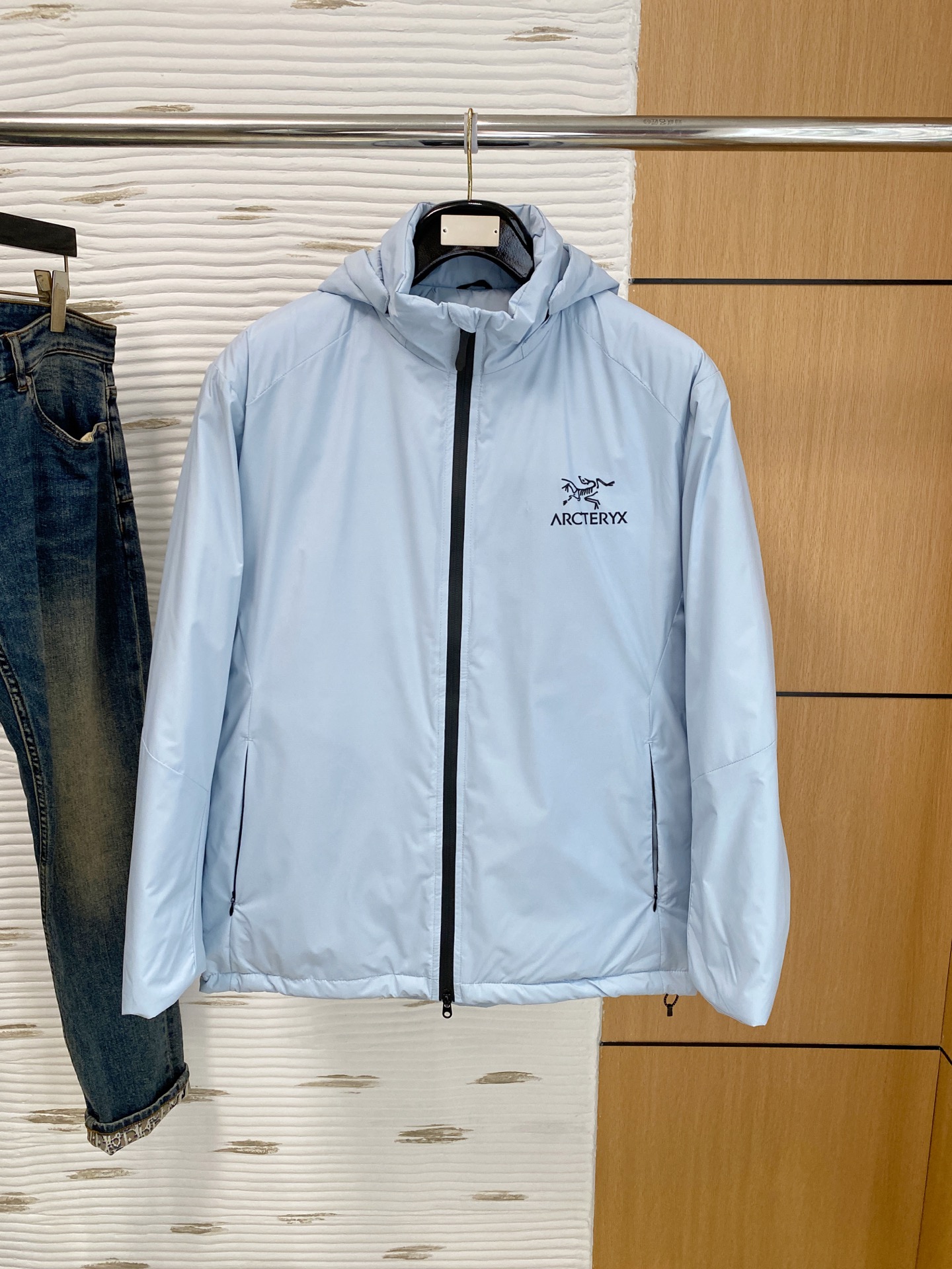 NO:615111,Arc'teryx Cotton Clothes 25ss Early Autumn [New Product] New Casual Cotton Clothes Jacket at the Autumn and Winter Counter!  Ultra-avant-garde design style, delicate and comfortable, very light to wear and not easy to wrinkle. Multiple craftsmanship. The overall design is quite visual. The upper body is casual and stylish, with a certain degree of stiffness. It is definitely at the forefront of fashion. It is recommended for urban leisure. Size M-3XL, arc'teryx, jackets & coats, alexander wang19860909始祖鸟棉服25ss早秋【新品】秋冬专柜新款休闲棉服外套！超前卫设计风格 细腻舒适 穿着非常轻便不易起皱.多重重工艺 整体的设计颇具视觉感,上身休闲有型,有一定的挺括度,绝对走在时尚最尖端的气质感推荐,都市休闲必备.码数M-3XL,arc'teryx,jackets & coats,alexander wang,Men's clothing