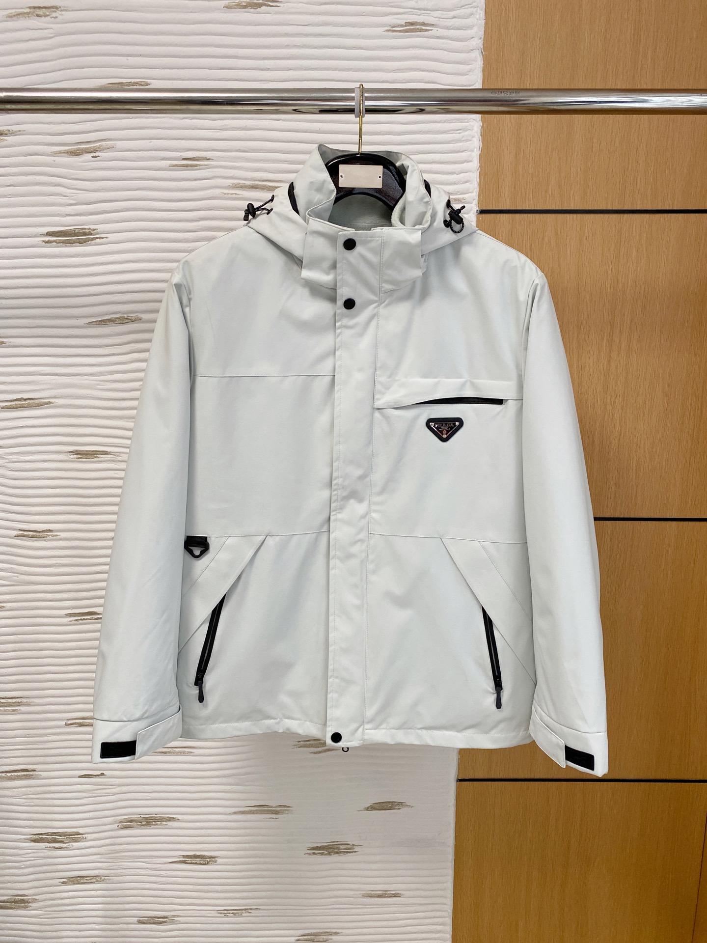 NO:615115,Prada Cotton Jacket 25ss Early Autumn [New Product] New Casual Cotton Jacket at the Autumn and Winter Counter!  Ultra-avant-garde design style, delicate and comfortable, very light to wear and not easy to wrinkle. Multiple craftsmanship. The overall design is quite visual. The upper body is casual and stylish, with a certain degree of stiffness. It is definitely at the forefront of fashion. It is recommended for urban leisure. Size M-3XL, prada, jackets & coats, alexander wang19860909普拉达 棉服25ss早秋【新品】秋冬专柜新款休闲棉服外套！超前卫设计风格 细腻舒适 穿着非常轻便不易起皱.多重重工艺 整体的设计颇具视觉感,上身休闲有型,有一定的挺括度,绝对走在时尚最尖端的气质感推荐,都市休闲必备.码数M-3XL,,prada,jackets & coats,alexander wang,Men's clothing