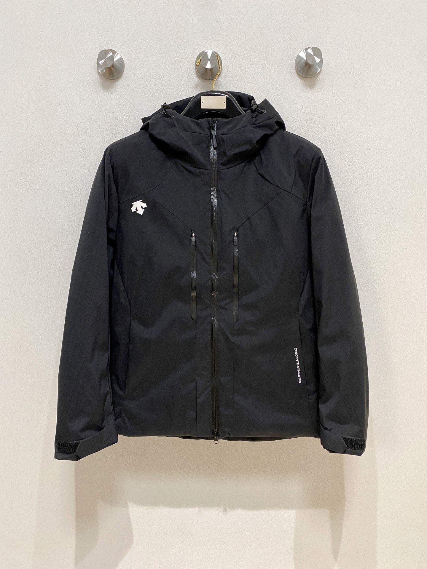 NO:712550,But after the new year, Desante cotton coat 25ss early autumn [new product] new casual cotton coat in the autumn and winter counter!  Ultra-avant-garde design style, delicate and comfortable, very light to wear and not easy to wrinkle. Multiple craftsmanship. The overall design is quite visual. The upper body is casual and stylish, with a certain degree of stiffness. It is definitely at the forefront of fashion. It is recommended for urban leisure. Size M-3XL, jackets & coats,19860909可年后 迪桑特 棉服25ss早秋【新品】秋冬专柜新款休闲棉服外套！超前卫设计风格 细腻舒适 穿着非常轻便不易起皱.多重重工艺 整体的设计颇具视觉感,上身休闲有型,有一定的挺括度,绝对走在时尚最尖端的气质感推荐,都市休闲必备.码数M-3XL,,jackets & coats,,Men's clothing