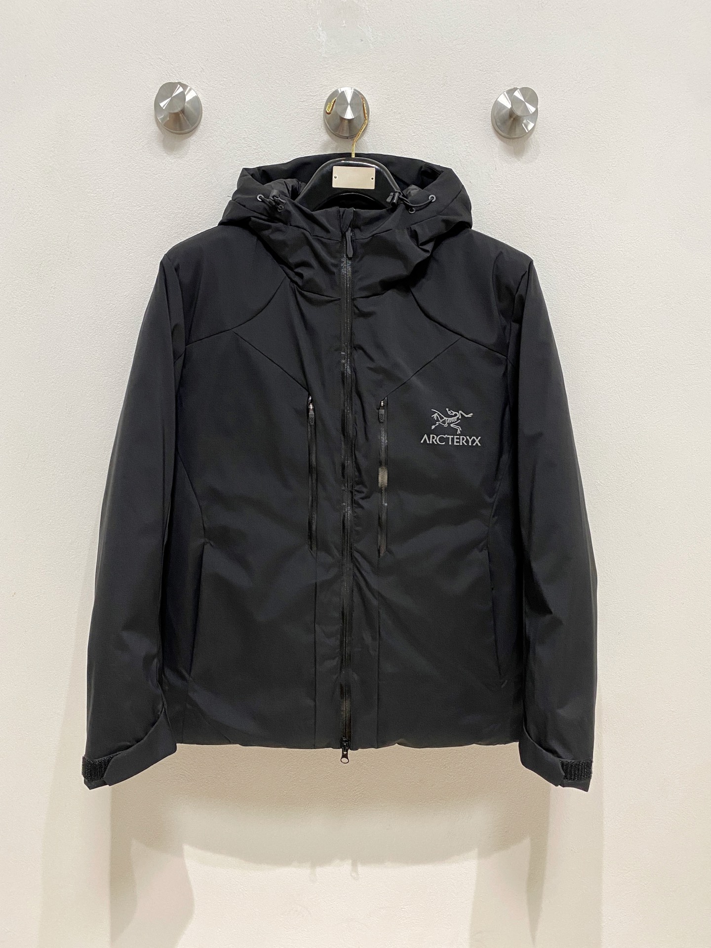 NO:712548,But after the New Year, Arc’teryx Cotton Clothing 25ss Early Autumn [New Product] New Casual Cotton Clothing Jacket at the Autumn and Winter Counter!  Ultra-avant-garde design style, delicate and comfortable, very light to wear and not easy to wrinkle. Multiple craftsmanship. The overall design is quite visual. The upper body is casual and stylish, with a certain degree of stiffness. It is definitely at the forefront of fashion. It is recommended for urban leisure. Size M-3XL, arc'teryx, jackets & coats,19860909可年后 始祖鸟棉服25ss早秋【新品】秋冬专柜新款休闲棉服外套！超前卫设计风格 细腻舒适 穿着非常轻便不易起皱.多重重工艺 整体的设计颇具视觉感,上身休闲有型,有一定的挺括度,绝对走在时尚最尖端的气质感推荐,都市休闲必备.码数M-3XL,arc'teryx,jackets & coats,,Men's clothing