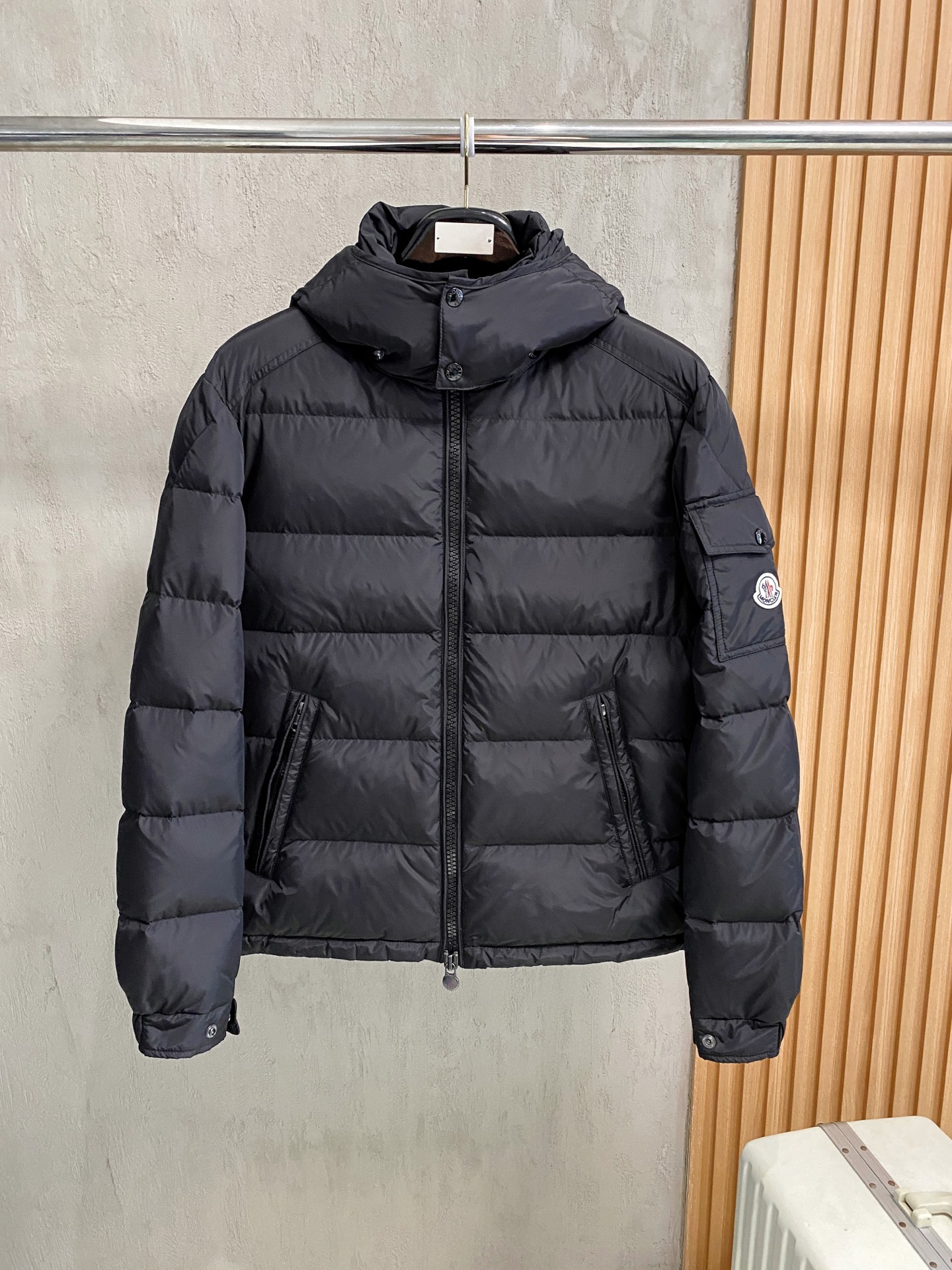 NO:599563,The high version pays attention to details. MOC25FW new autumn and winter matte black nylon Maya down jacket, the same classic badge pocket removable hooded stand collar zipper down jacket for men and women!  The trading company channel is rare, and it is available for sale on the official website at the same time for 17160RMB!  Classic Maya short down jacket, the best short down jacket in history, bar none!  The recognized top spot in the down industry, the NO.1 position has never been shaken. No matter how many years have passed, it is still the model of down jackets. It is the perfect garment in everyone's heart!  Celebrities from all walks of life are calling for Maya crazily. Modern style combined with avant-garde fashion styling elements has reshaped the classic charm of Maya's wind and snow down jacket!  The classic shape and design aesthetics are suitable for all body types. No matter whether you are tall or short, fat or thin, the upper body can show a straight and straight posture, giving people a tough and elegant temperament. There are thousands of reasons to accept Maya!  This Maya down jacket is made of black matte nylon material. It has excellent outdoor windproof and water-repellent effects and can easily cope with various occasions!  Customized brand-engraved hardware zipper accessories for customers, the details are full of high-end and exquisiteness!  The badge embroidered pocket decoration on the sleeve arm is undoubtedly the most representative, and its recognition is beyond doubt!  The interior is filled with 90 GB white duck down, which has an amazing degree of warmth and temperature locking, allowing you to spend every cold winter comfortably and warmly!  As for the detachable wind hood design, the closed state of the hood is full of three-dimensionality and the shape is sharper. It is not afraid of the cold wind and makes you energetic in the cold winter!  Size 1-5 Size 1 has shoulder width 47cm - bust 110cm - dress length 67cm - sleeve length 64cm Size 2 has shoulder width 48cm - chest 114cm - dress length 68cm - sleeve length 65cm Size 3 has shoulder width 49cm - chest 118cm - dress length 69cm - sleeve length 66cm Size 4 has shoulder width 50cm - chest 122cm - dress length 71cm - sleeve length 67cm  Size 5, shoulder width 51cm - bust 126cm - length 73cm - sleeve length 68cm. Recommended size (standard version). Height 174kg, try on size 2 which is suitable!  For boys, choose size 1 if you weigh less than 143 pounds, choose size 2 if you weigh between 143 and 156 pounds, choose size 3 if you weigh 143-156 pounds, choose size 4 if you weigh 156-170 pounds, and choose size 5 if you weigh 170-185 pounds!  All girls can choose size 1!  ,,jackets & coats,jackets & coats,down jacket,hats,alexander wang19860909高版本注意细节 MOC25FW秋冬新款哑光黑色尼龙Maya羽绒夹克,男女同款经典徽章口袋可拆卸连帽立领拉链羽绒服外套！贸易公司渠道稀出,同步官网发售17160RMB！经典Maya短款羽绒服,历史上最好的短款羽绒服,没有之一！羽绒界公认的榜首,NO.1位置从未撼动过,无论多少年过去,依然是羽绒服的典范楷模,它是所有人心中的完美服饰！ 各路明星达人都在为Maya疯狂打CALL,现代风格结合前卫的时尚造型元素,重新塑造出Maya风雪羽绒夹克的经典魅力！经典的造型设计美感,包容所有的身材穿着,无论身材高矮肥瘦,上身都能呈现出挺拔笔直的身姿,给人硬朗儒雅的气质,收下Maya有万千个理由！这款Maya羽绒服采用黑色哑光尼龙材质打造,具有优异的户外防风拒水功效,能够轻松应对各种场合！客供定制品牌刻印五金拉链辅料,细节尽显高级与精致感！袖臂上徽章刺绣口袋装饰,这无疑是最具代表性的,其辨识度毋庸置疑！内里采用90国标白鸭绒填充,其保暖锁温程度令人惊叹,让你舒适温暖的度过每一个寒冷的冬季！而拆卸式风兜帽设计造型,帽子闭合状态立体感十足,造型更加犀利,不怕寒风凛冽让你在寒冬中活力四射！尺码1-5 1码肩宽47cm-胸围110cm-衣长67cm-袖长64cm 2码肩宽48cm-胸围114cm-衣长68cm-袖长65cm 3码肩宽49cm-胸围118cm-衣长69cm-袖长66cm 4码肩宽50cm-胸围122cm-衣长71cm-袖长67cm 5码肩宽51cm-胸围126cm-衣长73cm-袖长68cm 尺码推荐（标准版型） 身高174-斤,试穿2码合适！ 男生体重斤以内选择1码,-143斤选择2码,143-156斤选择3码,156-170斤选择4码,170-185斤选择5码！ 女生全部选择1码即可！,,jackets & coats,jackets & coats,down jacket,hats,alexander wang,Men's clothing