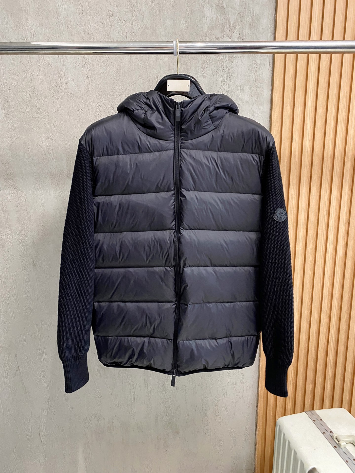 NO:594805,Feather - Moncler Meng Mouth 25 Autumn and Winter Fashion Hooded Knitted Sleeve Light Down, filled with 80g-90 white duck down, light and stylish, not bloated on the upper body, quite typical Italian style fashion, trading company channel premium product  The fabric selection and craftsmanship are very sophisticated, which is very consistent with the aesthetic tone of the Z family. It is low-key and luxurious, elegant and noble. Every detail proves the brand's own high-end sense. The whole body embodies the Italian minimalist, capable and outdoor functional style to the extreme.  Interpretation, both elegant and harmonious, the upper body is full of shape, a treasure-level functional equipment that combines fashion sense and design sense, creating a unique styling item, improved pilot shape design, classic small stand-up collar design, retro and age-reducing and very fashionable!  Fabrics imported from Italy. The texture is as delicate as baby skin. It has superior stiffness, is quite elegant and fashionable!  The color is light and versatile, the cut is smart and neat, the upper body instantly highlights the spirit, the style is full, and it can easily control various body types. It is a jacket that perfectly combines business commuting and outdoor leisure. It is a piece of equipment with extremely high wearability and attendance rate!  Color Black Size M L XL 2XL 3XL,,Moncler,jackets & coats,down jacket,hats,alexander wang19860909羽- Moncler 蒙口 25秋冬时尚连帽针织袖轻薄羽绒 内冲80g-90白鸭绒,轻薄有型,上身不臃肿,颇具意大利典型风格的时装,贸易公司渠道臻品 在面料选取和工艺方面都相当考究,极符合Z家族美学基调,低调且奢华,优雅且高贵,每一个细节都在力证品牌自身的高级感,通体将意式的极简、干练和户外功能性风格极致诠释,亦庄亦谐,上身型款十足,集时装感与设计感的一款宝藏级功能型装备,塑造出别具一格的造型单品,改良式的飞行员造型设计,经典的小立领设计,复古减龄又非常时髦！ 意大利客供进口面料.质感如婴儿皮肤一样细腻.挺括性优越,颇为优雅且时髦！配色轻熟百搭,版型剪裁干练利落,上身瞬间凸显出精神感,型款十足,轻松驾驭各种身型,商务通勤与户外休闲完美兼备的一款外套,属于实穿性出勤率极高的一款装备！ 颜色黑色 码数M L XL 2XL 3XL,,Moncler,jackets & coats,down jacket,hats,alexander wang,Men's clothing