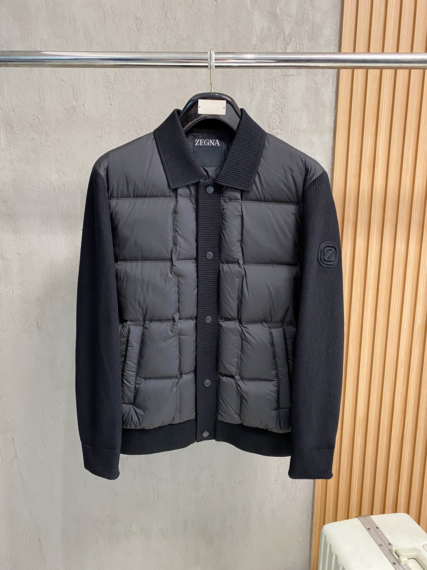 NO:594810,Feather - Zegna 25 autumn and winter fashionable lapel knitted sleeves and light down, filled with 80g-90 white duck down, light and stylish, not bloated on the upper body, quite typical Italian style fashion, trading company channel premium product  The fabric selection and craftsmanship are very sophisticated, which is very consistent with the aesthetic tone of the Z family. It is low-key and luxurious, elegant and noble. Every detail proves the brand's own high-end sense. The whole body embodies the Italian minimalist, capable and outdoor functional style to the extreme.  Interpretation, both elegant and harmonious, the upper body is full of shape, a treasure-level functional equipment that combines fashion sense and design sense, creating a unique styling item, improved pilot shape design, classic small stand-up collar design, retro and age-reducing and very fashionable!  Fabrics imported from Italy. The texture is as delicate as baby skin. It has superior stiffness, is quite elegant and fashionable!  The color is light and versatile, the cut is smart and neat, the upper body instantly highlights the spirit, the style is full, and it can easily control various body types. It is a jacket that perfectly combines business commuting and outdoor leisure. It is a piece of equipment with extremely high wearability and attendance rate!  Color Black Brown Size M L XL 2XL 3XL,,zegna,jackets & coats,down jacket,alexander wang19860909羽- Zegna 杰尼亚 25秋冬时尚翻领针织袖轻薄羽绒 内冲80g-90白鸭绒,轻薄有型,上身不臃肿,颇具意大利典型风格的时装,贸易公司渠道臻品 在面料选取和工艺方面都相当考究,极符合Z家族美学基调,低调且奢华,优雅且高贵,每一个细节都在力证品牌自身的高级感,通体将意式的极简、干练和户外功能性风格极致诠释,亦庄亦谐,上身型款十足,集时装感与设计感的一款宝藏级功能型装备,塑造出别具一格的造型单品,改良式的飞行员造型设计,经典的小立领设计,复古减龄又非常时髦！ 意大利客供进口面料.质感如婴儿皮肤一样细腻.挺括性优越,颇为优雅且时髦！配色轻熟百搭,版型剪裁干练利落,上身瞬间凸显出精神感,型款十足,轻松驾驭各种身型,商务通勤与户外休闲完美兼备的一款外套,属于实穿性出勤率极高的一款装备！ 颜色黑色 咖色 码数M L XL 2XL 3XL,,zegna,jackets & coats,down jacket,alexander wang,Men's clothing