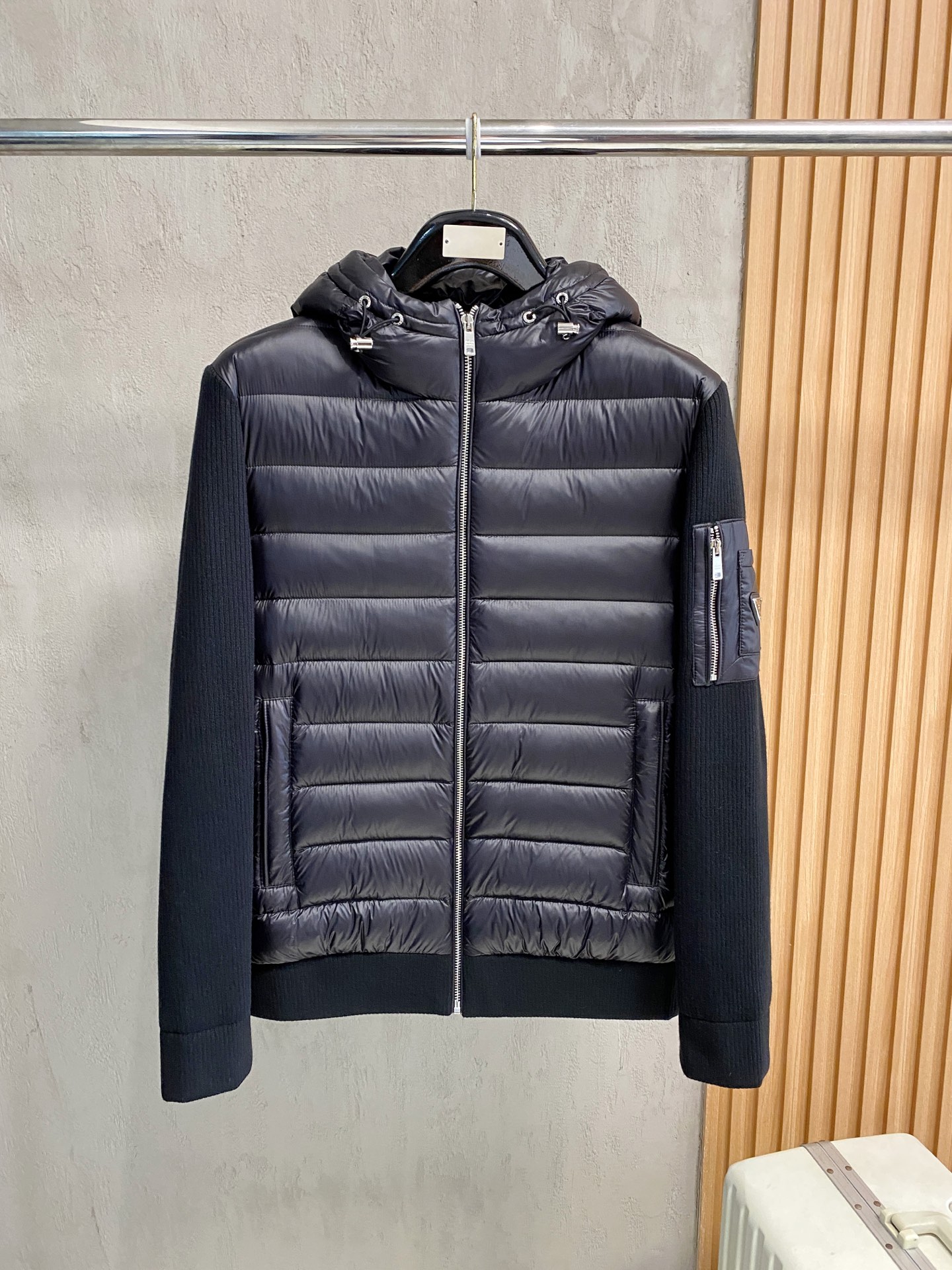 NO:594808,Feather - Prada 25 autumn and winter fashionable hooded knitted sleeves and light down, filled with 80g-90 white duck down, light and stylish, not bloated on the upper body, quite typical Italian style fashion, trading company channel premium product  The fabric selection and craftsmanship are very sophisticated, which is very consistent with the aesthetic tone of the Z family. It is low-key and luxurious, elegant and noble. Every detail proves the brand's own high-end sense. The whole body embodies the Italian minimalist, capable and outdoor functional style to the extreme.  Interpretation, both elegant and harmonious, the upper body is full of shape, a treasure-level functional equipment that combines fashion sense and design sense, creating a unique styling item, improved pilot shape design, classic small stand-up collar design, retro and age-reducing and very fashionable!  Fabrics imported from Italy. The texture is as delicate as baby skin. It has superior stiffness, is quite elegant and fashionable!  The color is light and versatile, the cut is smart and neat, the upper body instantly highlights the spirit, the style is full, and it can easily control various body types. It is a jacket that perfectly combines business commuting and outdoor leisure. It is a piece of equipment with extremely high wearability and attendance rate!  Color Black Brown Size M L XL 2XL 3XL,, prada, prada, jackets & coats, down jacket, hats, alexander wang19860909羽- Prada 普拉达 25秋冬时尚连帽针织袖轻薄羽绒 内冲80g-90白鸭绒,轻薄有型,上身不臃肿,颇具意大利典型风格的时装,贸易公司渠道臻品 在面料选取和工艺方面都相当考究,极符合Z家族美学基调,低调且奢华,优雅且高贵,每一个细节都在力证品牌自身的高级感,通体将意式的极简、干练和户外功能性风格极致诠释,亦庄亦谐,上身型款十足,集时装感与设计感的一款宝藏级功能型装备,塑造出别具一格的造型单品,改良式的飞行员造型设计,经典的小立领设计,复古减龄又非常时髦！ 意大利客供进口面料.质感如婴儿皮肤一样细腻.挺括性优越,颇为优雅且时髦！配色轻熟百搭,版型剪裁干练利落,上身瞬间凸显出精神感,型款十足,轻松驾驭各种身型,商务通勤与户外休闲完美兼备的一款外套,属于实穿性出勤率极高的一款装备！ 颜色黑色 咖色 码数M L XL 2XL 3XL,,prada,prada,jackets & coats,down jacket,hats,alexander wang,Men's clothing