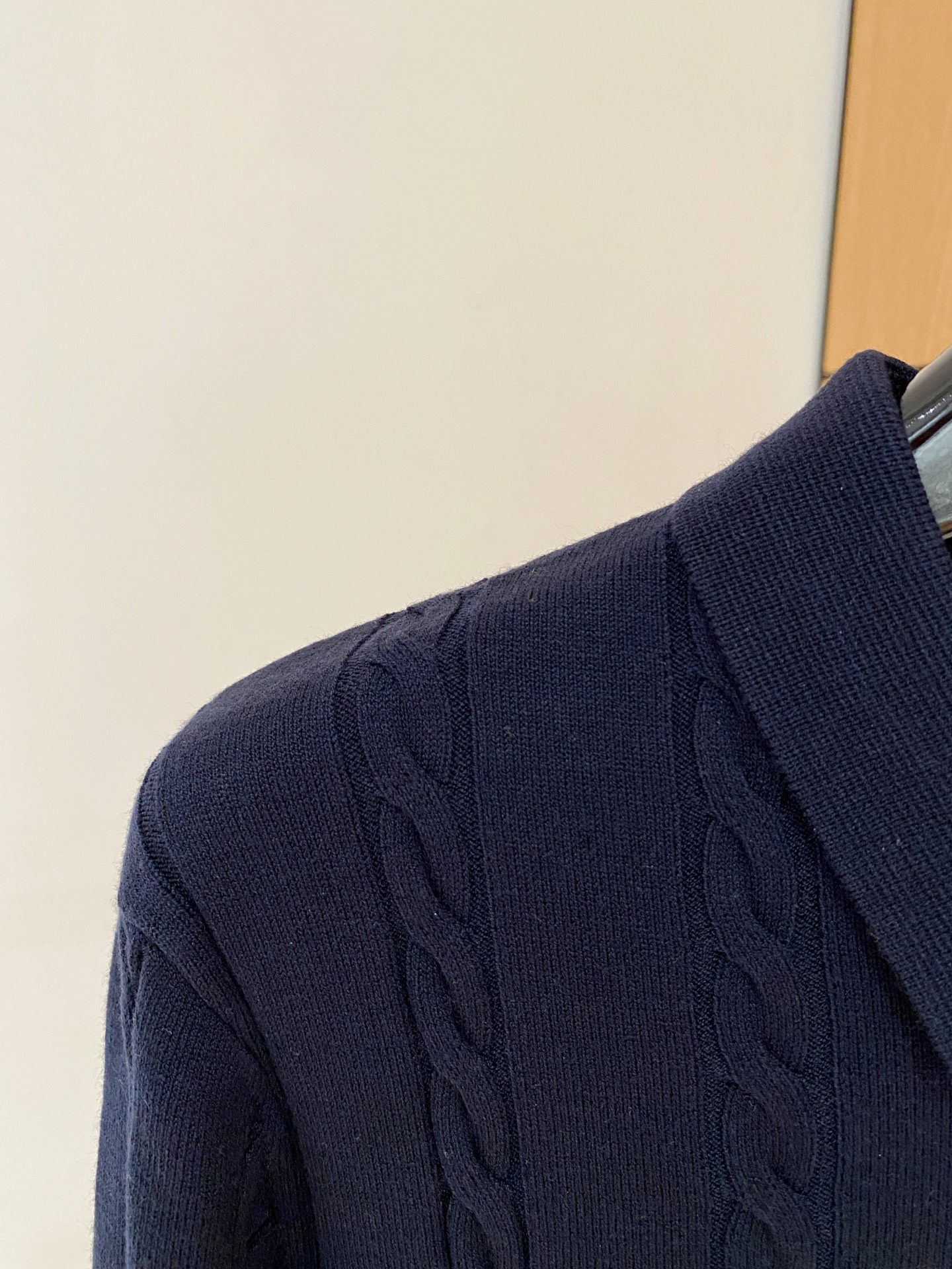 。顶级品质>专柜官网同步发售！辅料全部原版定制出品，贸易公司真品订单。高级定制进口面料，以天然植物纖維提