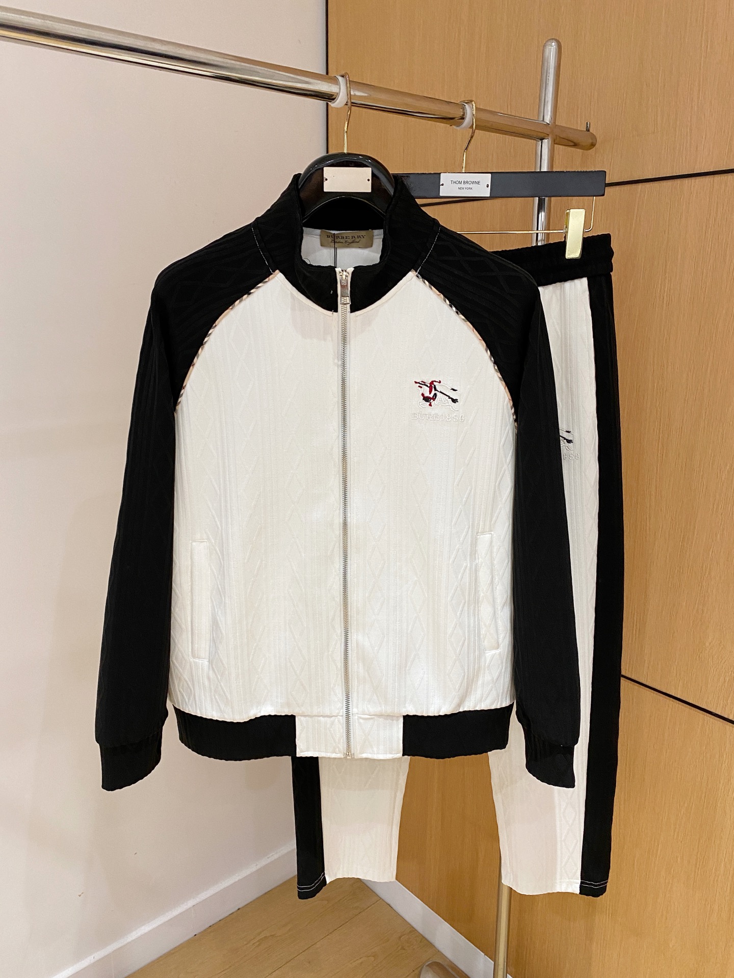 爆款套装来袭 专注官网原版 2025全新爆款开衫卫衣套装 原单狠货🇭🇰倾注顶级设计师的精心之作 就为一个