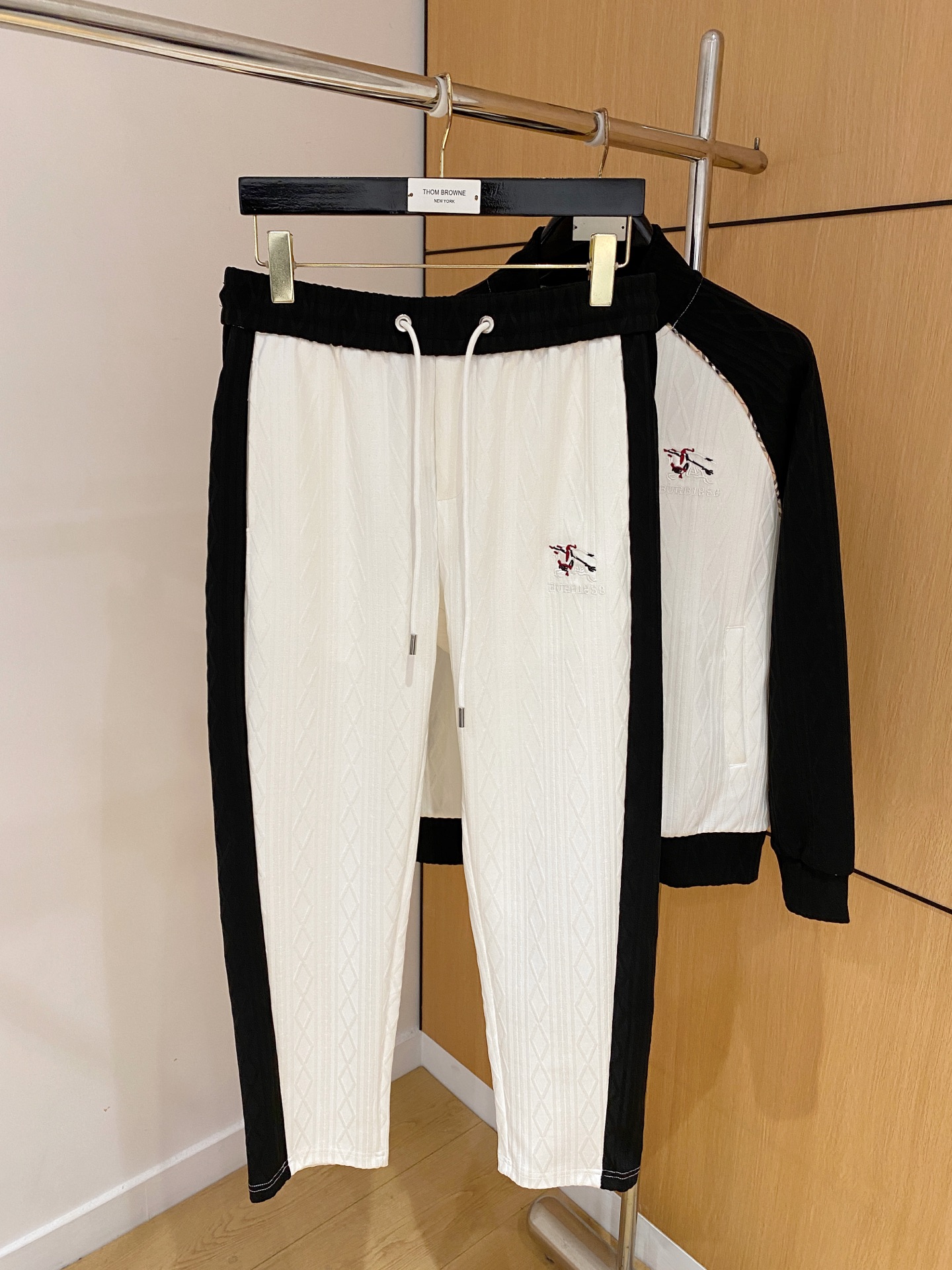 爆款套装来袭 专注官网原版 2025全新爆款开衫卫衣套装 原单狠货🇭🇰倾注顶级设计师的精心之作 就为一个