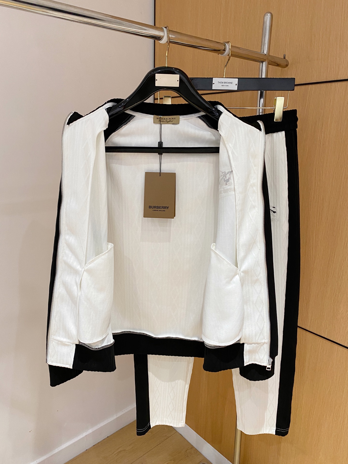 爆款套装来袭 专注官网原版 2025全新爆款开衫卫衣套装 原单狠货🇭🇰倾注顶级设计师的精心之作 就为一个