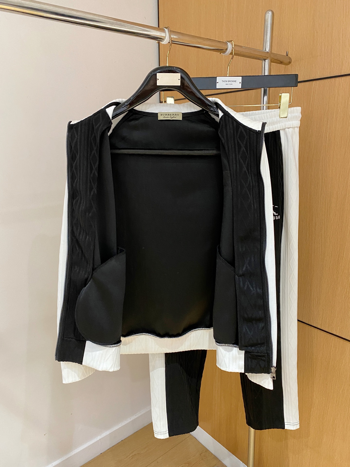 爆款套装来袭 专注官网原版 2025全新爆款开衫卫衣套装 原单狠货🇭🇰倾注顶级设计师的精心之作 就为一个