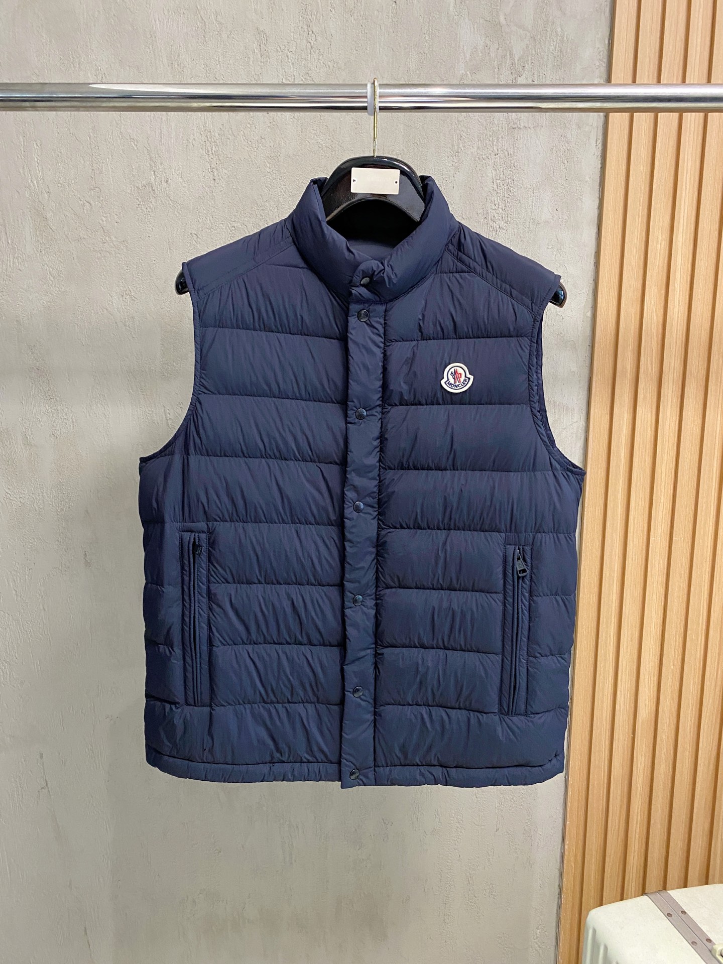 NO:599541,MOC25FW new autumn and winter navy blue nylon stand collar down vest, classic felt badge lightweight down jacket vest for men and women!  Trading company channels are rare and available on the official website simultaneously!  Farmon's new lightweight down vest, with its excellent fabrics, high-quality filling, exquisite decoration, unique design and fitted version, has become the perfect combination of fashion and warmth!  Wearing it can not only protect you from the cold, but also show your unique taste and fashion attitude!  This vest is made of custom-made densely woven nylon fabric. Its densely woven structure makes the fabric tight and strong, which can effectively block the intrusion of cold air from the outside and build a solid line of defense for the body to keep warm!  At the same time, it has good breathability and will not make the body feel stuffy or uncomfortable during wearing. It is like installing an intelligent temperature control system on the body to always maintain a comfortable state!  The interior is filled with national standard 90 white duck down, which has strong thermal insulation properties and tightly locks in body heat, allowing you to feel as warm as spring in cold weather!  And paired with exquisite quilting technology, these white duck down quilts are cleverly fixed in corresponding positions and distributed very evenly, without being too thick or too thin locally. The overall upper body effect is extremely light, as if the body is covered with a layer of soft clouds, without any sense of burden, but extremely warm!  The iconic felt badge embroidery on the chest is made of exquisite felt material. It has been carefully hand-embroidered by craftsmen, and every detail is handled just right!  This badge is not just a simple decoration, but also a status symbol. It represents unique taste and the pursuit of quality life!  The placket adopts a buttoned zipper opening and closing design. This unique design perfectly combines the classic buttoning with the convenience of a zipper!  The hardware has excellent texture, and every part has been carefully polished and exudes the unique luster of metal, demonstrating high-quality craftsmanship!  The fashionable small stand-up collar design is simple and capable. It can fit the neck well and keep warm without looking too bulky!  The fitting style is the finishing touch of this vest. It can perfectly fit the body curve and show your graceful figure. Dark blue size 1-5. Size 1 shoulder width 43cm - bust 108cm - length 62cm. Size 2 shoulder width 44cm - bust 112cm - length 63cm. Size 3 shoulder width 45cm - bust 116cm - length 64cm.  Size 4 has shoulder width 46cm - bust 120cm - dress length 66cm. Size 5 has shoulder width 47cm - bust 124cm - dress length 68cm. Size recommendation (standard version). Height 174-140 catties. Try on size 2 which is suitable!  Boys weighing less than 130 kilograms choose size 1, 130-142 kilograms choose size 2, 142-154 kilograms choose size 3, 154-168 kilograms choose size 4, 168-183 kilograms choose size 5!  All girls can choose size 1!  ,,jackets & coats,down jacket,alexander wang19860909MOC25FW秋冬新款藏蓝色尼龙立领羽绒马甲,男女同款经典毛毡徽章轻薄款羽绒服马甲外套！贸易公司渠道稀出,同步官网发售！法蒙家全新轻薄款羽绒马甲,以其卓越的面料、优质的填充、精致的装饰、独特的设计和合身的版型,成为了时尚与温暖的完美结合体！穿上它你不仅能抵御寒冷,更能展现出自己的独特品味和时尚态度！ 这款马甲采用客供定制密织尼龙面料,其密织结构使得面料紧密而结实,能够有效阻挡外界冷空气的侵入,为身体构筑起一道坚实的保暖防线！同时它又具有良好的透气性,不会让身体在穿着过程中感到闷热和不适,就像给身体安装了一个智能的温控系统,始终保持舒适的状态！内里采用国标90白鸭绒进行填充,具有极强的保暖性能,紧紧锁住身体的热量,让你在寒冷的天气里也能感受到如春日般的温暖！并且搭配上精湛的绗缝工艺,这些白鸭绒被巧妙地固定在相应的位置,分布得十分均匀,不会出现局部过厚或过薄的情况,整体上身效果轻盈无比,仿佛身上披着一层轻柔的云朵,毫无负担感,却又温暖至极！ 胸前标志性毛毡徽章刺绣,采用了精致的毛毡材质,经过工匠们细致的手工刺绣,每一个细节都处理得恰到好处！这枚徽章不仅仅是一个简单的装饰,更是一种身份的象征,它代表着独特的品味和对品质生活的追求！门襟采用了排扣拉链开合设计,这种独特的设计将排扣的经典与拉链的便捷完美结合！五金质感极佳,每一个零件都经过精心打磨,散发着金属特有的光泽,彰显出高品质的工艺水准！时尚的小立领设计,造型简洁而干练,既能够很好地贴合颈部,起到保暖的作用,又不会显得过于臃肿！合身的版型更是这款马甲的点睛之笔,它能够完美地贴合身体曲线,展现出你的优美身姿.深蓝色 尺码1-5 1码肩宽43cm-胸围108cm-衣长62cm 2码肩宽44cm-胸围112cm-衣长63cm 3码肩宽45cm-胸围116cm-衣长64cm 4码肩宽46cm-胸围120cm-衣长66cm 5码肩宽47cm-胸围124cm-衣长68cm 尺码推荐（标准版型） 身高174-140斤,试穿2码合适！ 男生体重130斤以内选择1码,130-142斤选择2码,142-154斤选择3码,154-168斤选择4码,168-183斤选择5码！ 女生全部选择1码即可！,,jackets & coats,down jacket,alexander wang,Men's clothing