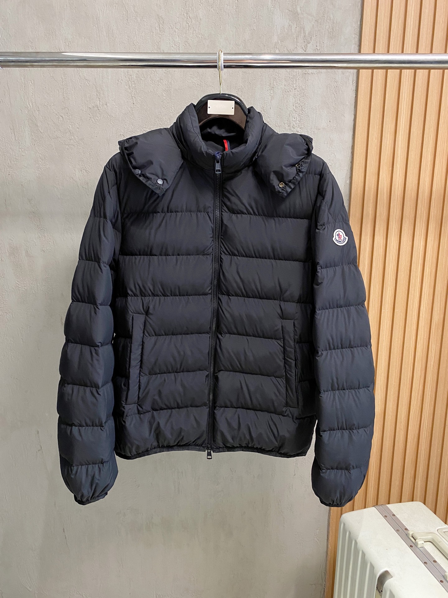 NO:599544,MO (Higher Version) C25FW Autumn and Winter New Down Down Men's Breathable Trading Company Channel is Rarely Released, and It Will Be Released Simultaneously on the Official Website!  MOC functional down jacket has become an ideal choice for outdoor enthusiasts with its advantages of comfort and functionality!  Whether in the cold winter or in harsh weather conditions, it can provide the wearer with good protection and comfort!  Secondly, the interior is filled with high-quality European standard 90 goose down. This filling is not only warm, but also light and not bloated!  The amount of down filling is controlled just right, which can maintain the warmth effect without putting too much burden on the wearer!  Convenient for daily commuting and outdoor activities!  These practical designs enable the jacket to meet the needs of users in terms of practicality and convenience!  Three-dimensional splicing tailoring conforms to the principles of ergonomic design. When worn on the upper body, it is not only practical but also shows a fashionable appearance. Sizes 1-5, jackets & coats, down jacket, alexander wang19860909MO（高版本）C25FW秋冬新款羽绒 男士透气贸易公司渠道稀出,同步官网发售！MOC机能羽绒夹克以其舒适性和功能性的优势,成为户外爱好者的理想选择！无论是在寒冷的冬季还是在恶劣的天气条件下,它都能够为穿着者提供良好的保护和舒适度！ 其次内里采用优质欧标90鹅绒填充,这种填充物不仅保暖,而且轻盈不显臃肿！充绒量的控制恰到好处,既能保持保暖效果,又不会给穿着者带来过多的负担！方便日常通勤和户外活动时的使用！这些实用的设计,使得夹克在实用性和便捷性方面都能够满足用户的需求！立体式拼接剪裁,符合人体工程学设计的原则,上身穿着时不仅实穿性强,还能够展现出时尚的颜值度 尺码1-5,,jackets & coats,down jacket,alexander wang,Men's clothing