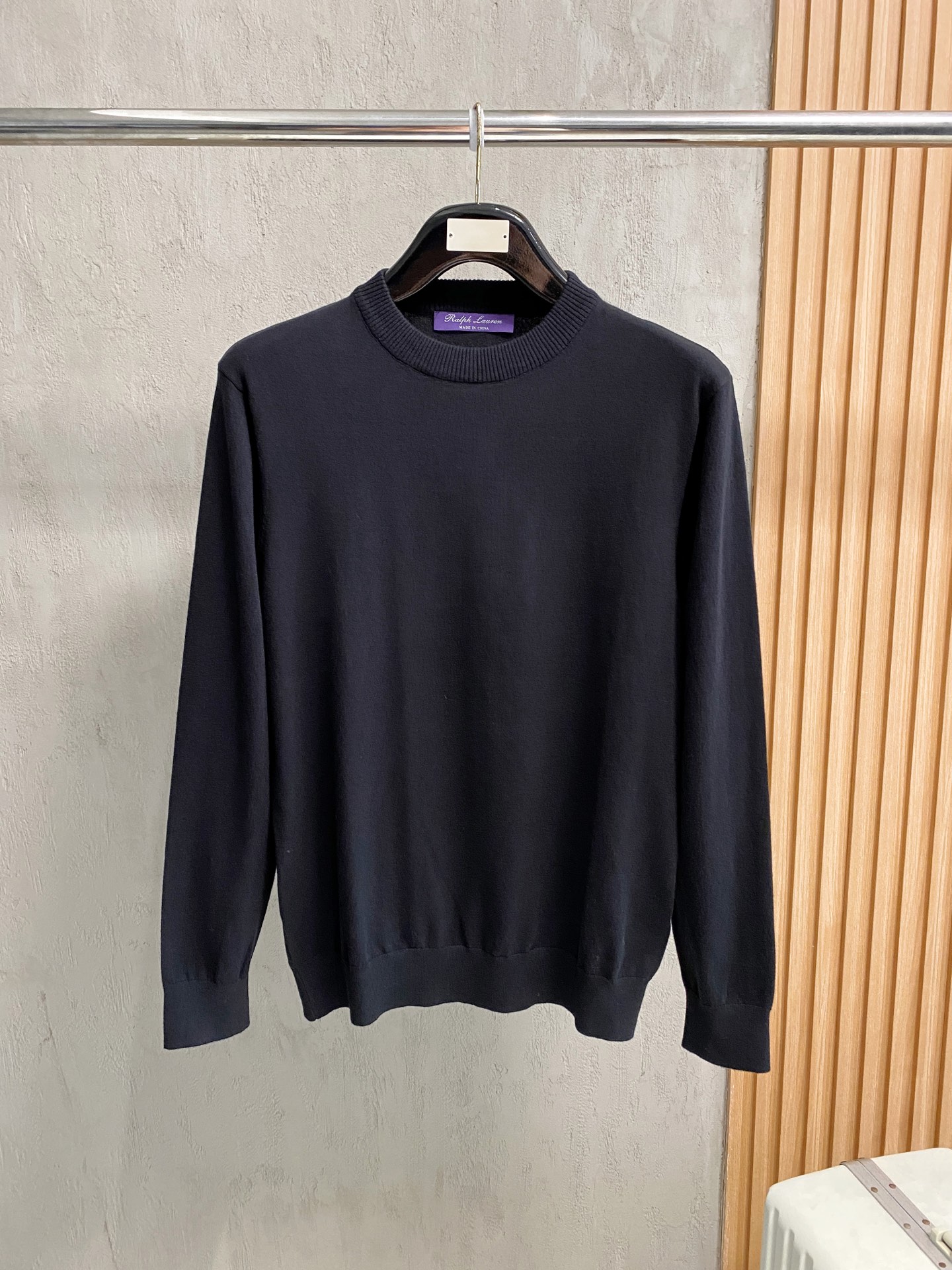NO:600258,[A must-have for single wear as a base layer *Synchronized with counters*Solid color and versatile][Ralph Lauren*SS new men's pullover sweater synchronized with the official website in 2019] Available in 3 colors, low-key and simple, simple and elegant style, not picky, sunny man, street style, yuppie gentleman, any style can be easily controlled. Imported merino waffle wool fabric, heavy washing process, soft, delicate and comfortable feel, can be worn next to the body, will not scratch the skin, and will not be easily deformed.  Not easy to pill, a must-have item for every man!  Customer-supplied accessories must be synchronized at the counter!  The tag has three complete labels, 4-pin and 6-thread technology, and is produced by a major manufacturer!  Not comparable to junk goods!  Welcome to compare!  Slim cut, perfect upper body effect, highlighting temperament and taste!  A must-have for men's wardrobe!  Recommended to buy!  Color Black White Blue Size M-3XL,,loro piana,sweaters,alexander wang19860909【打底单穿必备*专柜同步*纯色百搭】【拉夫劳伦/RalphLauren*SS年官网同步新款男士套头毛衣毛衫】 3色入,低调简约,款式简洁大方,不挑人,阳光型男,街头风格, 雅痞绅士,任何风格都可以轻松驾驭. 进口美丽奴华夫格羊毛面料,重工水洗工艺,手感柔软细腻舒适, 可以贴身穿着,不扎皮肤,不易变形 不易起球,每个男士的必备单品！ 客供辅料,必须专柜同步！吊牌三标齐全,4针6线工艺, 大厂出品！非垃圾货可比！欢迎对比！ 修身剪裁,上身效果完美,凸显气质与品味！ 男人衣柜必备之佳品！推荐入手！ 颜色黑色 白色 蓝色 尺码M-3XL,,loro piana,sweaters,alexander wang,Men's clothing
