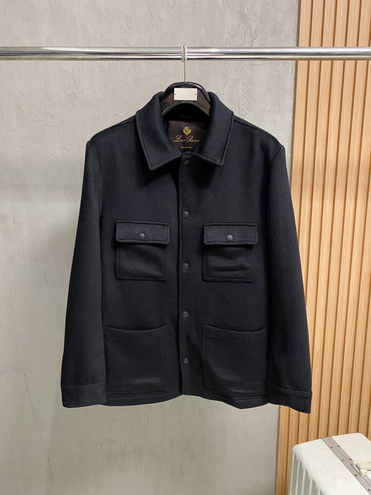 NO:600260,lp old money style ~ top wool cashmere pilot, old money top series, supreme product! Ip men's collar zipper, counter evergreen series, almost all of them can be entered with eyes closed, very versatile and not picky basic style, this flying style design, the upper body is stylish and handsome. Fabric wool, lining  Made of cuprammonium fiber, it is water-repellent and windproof. Button-shaped button design is spliced with genuine leather fabric. This pilot is made of light and warm cashmere fabric. Handsome baseball collar design, contrasting color body highlights the sense of layering. The lining is customized with polyester fiber plaid, and the beige lining is close-fitting and delicate.  Breathable. Not to mention the style, suitable for men of all shapes! Color: black Size: 48-56 (m-3xl) MLXL2XL3XL,,loro piana,alexander wang19860909lp老钱风~顶级羊毛羊绒飞行员,老钱顶级系列,至尊臻品!Ip男士式领拉链,柜台常青系列,几乎都是可以闭眼入的那种,很百搭不挑人的基础款,这款飞行造型的设计,上身有型又帅气.面料羊毛,里料铜氨纤维,具有防泼水防风性能.纽扣设计纽扣按钮拼接真皮面料,这款飞行员选用轻盈保暖的羊绒面料制作而成.帅气的棒球领设计,对比色衣身突显出层次感.内衬定制聚酯纤维格纹,米色衬里贴身细腻 透气.版型上更是没得说,适合各种身材的男士! 颜色:黑色 码数:48-56(m-3xl) MLXL2XL3XL,,loro piana,alexander wang,Men's clothing