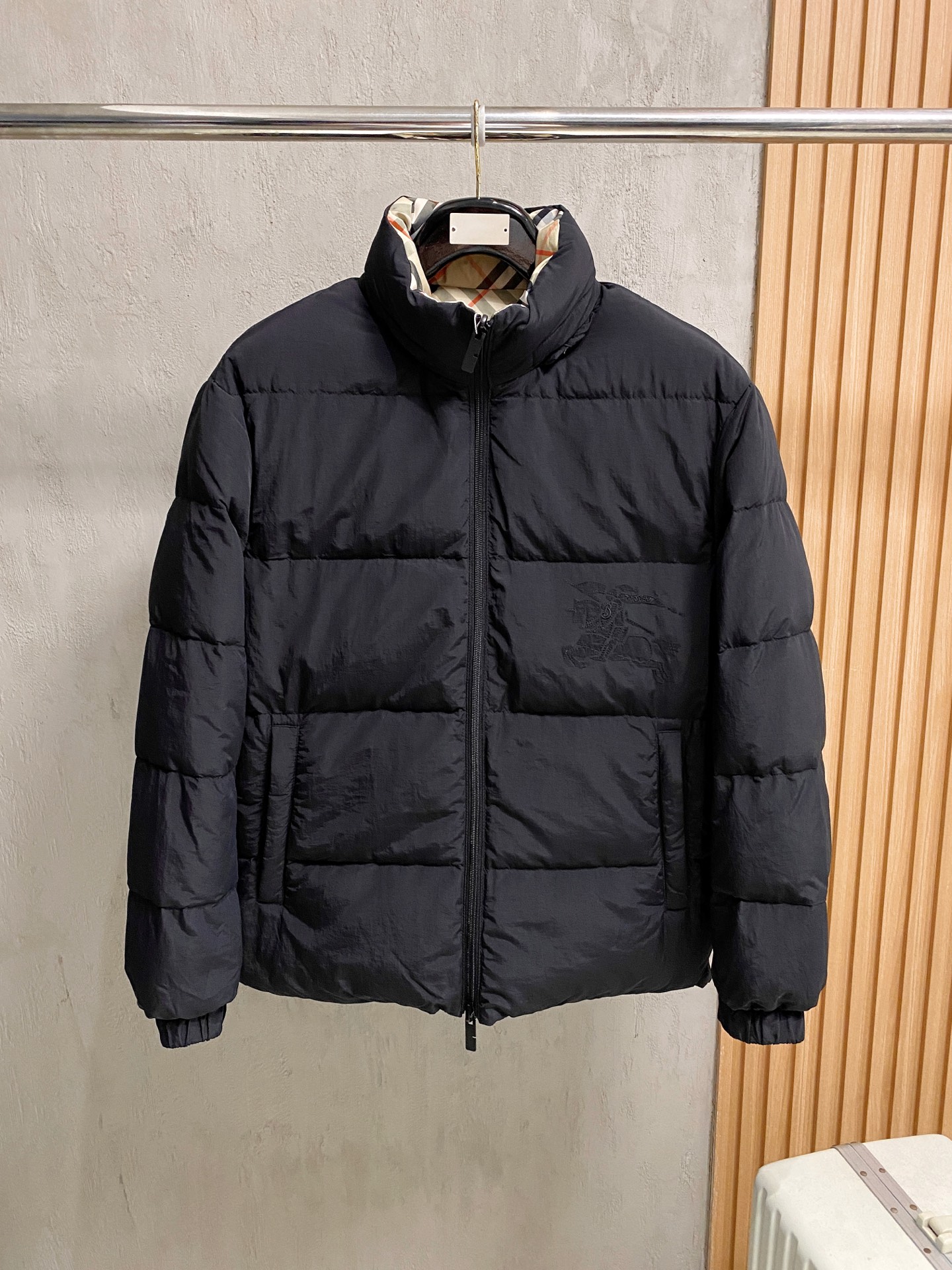 NO:600266,BBR* Burberry's new winter double-sided down jacket, high-end customization, filled with top-quality national standard pure 90 white duck down. The quality can withstand any form of inspection, presenting a brand new look, giving you a unique upper body experience!  They have gone through a strict selection process, and their fluffiness and resilience are extremely superior, and their cold-proof performance is beyond doubt!  Customized original metal zipper, fashionable and versatile. The upper body is elegant and handsome, full of personality, and has a brand new sense of sight!  Ready for sale, sizes 48-56,,burberry,jackets & coats,down jacket,alexander wang19860909BBR*巴宝莉 冬新款双面穿羽绒服外套 高端定制 内填充顶级国标纯正90白鸭绒 品质经得起任何形式检验,呈现一种焕然一新,赋予你与众不同的上身体验！均经过严格的挑选工序,其蓬松感与与回弹性都极为优越,御寒性能更是毋庸置疑！定制原版金属拉链,时尚百搭潮 上身优雅帅气,个性十足,焕然一新的即视感！现货发售, 尺码 48-56,,burberry,jackets & coats,down jacket,alexander wang,Men's clothing