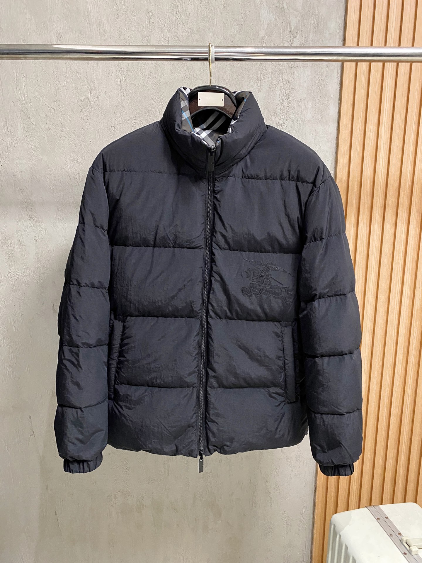 NO:606340,BBR* Burberry's new winter double-sided down jacket, high-end customization, filled with top-quality national standard pure 90 white duck down. The quality can withstand any form of inspection, presenting a brand new look, giving you a unique upper body experience!  They have gone through a strict selection process, and their fluffiness and resilience are extremely superior, and their cold-proof performance is beyond doubt!  Customized original metal zipper, fashionable and versatile. The upper body is elegant and handsome, full of personality, and has a brand new sense of sight!  Ready for sale, sizes 48-56,,burberry,jackets & coats,down jacket,alexander wang19860909BBR*巴宝莉 冬新款双面穿羽绒服外套 高端定制 内填充顶级国标纯正90白鸭绒 品质经得起任何形式检验,呈现一种焕然一新,赋予你与众不同的上身体验！均经过严格的挑选工序,其蓬松感与与回弹性都极为优越,御寒性能更是毋庸置疑！定制原版金属拉链,时尚百搭潮 上身优雅帅气,个性十足,焕然一新的即视感！现货发售, 尺码 48-56,,burberry,jackets & coats,down jacket,alexander wang,Men's clothing