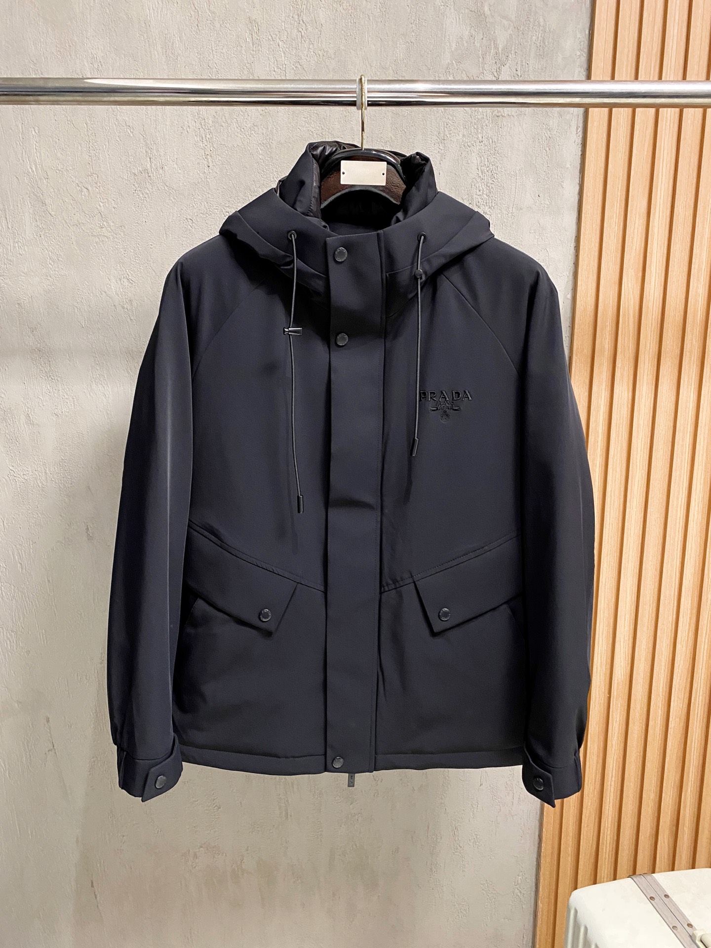 NO:600262,Down Jacket - Prada exclusively supplies new autumn and winter hooded down jackets. Trading company channels are rare. It is a must-have warm item for cooling weather. It can be worn for daily life or outdoor sports. It is wear-resistant, scratch-resistant and easy to care for. It is equipped with 90 Euro standard high-quality white goose down filling inside. It is paired with large square quilting technology to create a fluffy and full overall effect. It also has a strong thermal insulation and temperature locking effect, so that you are not afraid of the cold outdoor weather in autumn and winter!  Size M-3XL,,prada,prada,down jacket,hats,alexander wang19860909羽绒服- Prada普拉达独家专供秋冬新款连帽羽绒服 贸易公司渠道稀出,降温天气必备的保暖单品.不论是日常还是户外运动都能穿.耐磨防刮易打理,内里配置90欧标优质白鹅绒埴充,在搭配大方格绗缝工艺,打造蓬松饱满的整体效果,兼顾强悍的保暖锁温效果,让你无惧秋冬季寒冷的户外天气! 尺码M-3XL,,prada,prada,down jacket,hats,alexander wang,Men's clothing