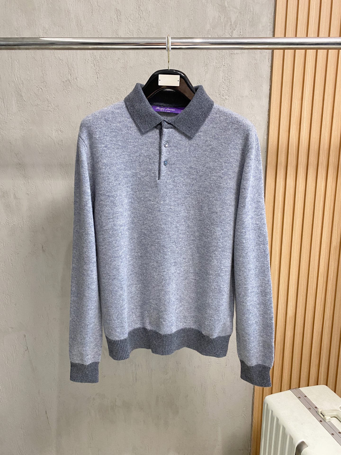 NO:600256,Ralph Lauren 2025 Autumn and Winter Men's Business POLO Woolen Sweaters are made of high-quality wool fabrics, which are soft and skin-friendly, with excellent warmth retention, allowing warmth and comfort to always accompany you. Exquisite embroidered logo highlights the brand style, showing extraordinary taste in a low-key manner. The classic POLO collar design is suitable for both business and leisure, and can easily handle various occasions. The ribbed cuffs and hem have long-lasting elasticity and are not easily deformed, making it comfortable and stylish to wear.  Don't hesitate any longer and get this cardigan quickly to add elegance and fashion to your autumn and winter outfits, showing your gentlemanly style. Color, Gray, Size M-3XL,, alexander wang19860909拉夫劳伦2025秋冬男士商务POLO羊毛衫 甄选优质羊毛面料,柔软亲肤,保暖性绝佳,让温暖与舒适常伴.精致刺绣logo,彰显品牌格调,低调中尽显非凡品味.经典POLO领设计,商务休闲两相宜,轻松驾驭各种场合.罗纹袖口与下摆,弹力持久,不易变形,穿着自在又有型. 别再犹豫,赶快入手这款羊毛衫,为你的秋冬穿搭增添一份优雅与时尚,尽显绅士风范. 颜色、灰、 码数M-3XL,,alexander wang,Men's clothing