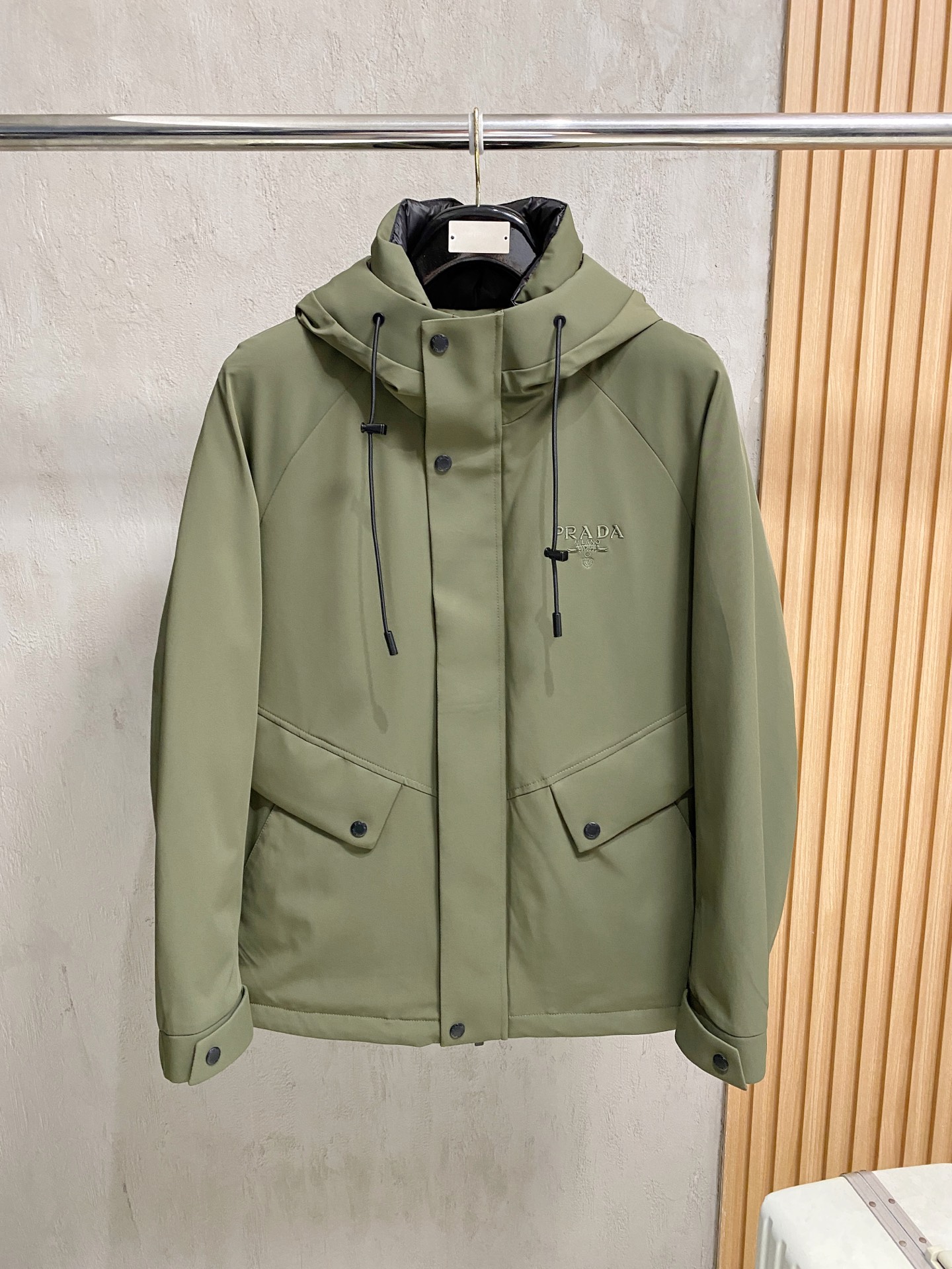 NO:600264,. Down Jacket - Prada exclusively supplies the new autumn and winter hooded down jacket. The trading company has few channels. It is a must-have warm item for cooling weather. It can be worn for daily or outdoor sports. It is wear-resistant, scratch-resistant and easy to care for. It is equipped with 90 Euro standard high-quality white goose down filling inside. It is paired with large square quilting technology to create a fluffy and full overall effect. It also has a strong thermal insulation and temperature locking effect, so that you are not afraid of the cold outdoor weather in autumn and winter!  Size M-3XL,,prada,prada,down jacket,hats,alexander wang19860909.羽绒服- Prada普拉达独家专供秋冬新款连帽羽绒服 贸易公司渠道稀出,降温天气必备的保暖单品.不论是日常还是户外运动都能穿.耐磨防刮易打理,内里配置90欧标优质白鹅绒埴充,在搭配大方格绗缝工艺,打造蓬松饱满的整体效果,兼顾强悍的保暖锁温效果,让你无惧秋冬季寒冷的户外天气! 尺码M-3XL,,prada,prada,down jacket,hats,alexander wang,Men's clothing