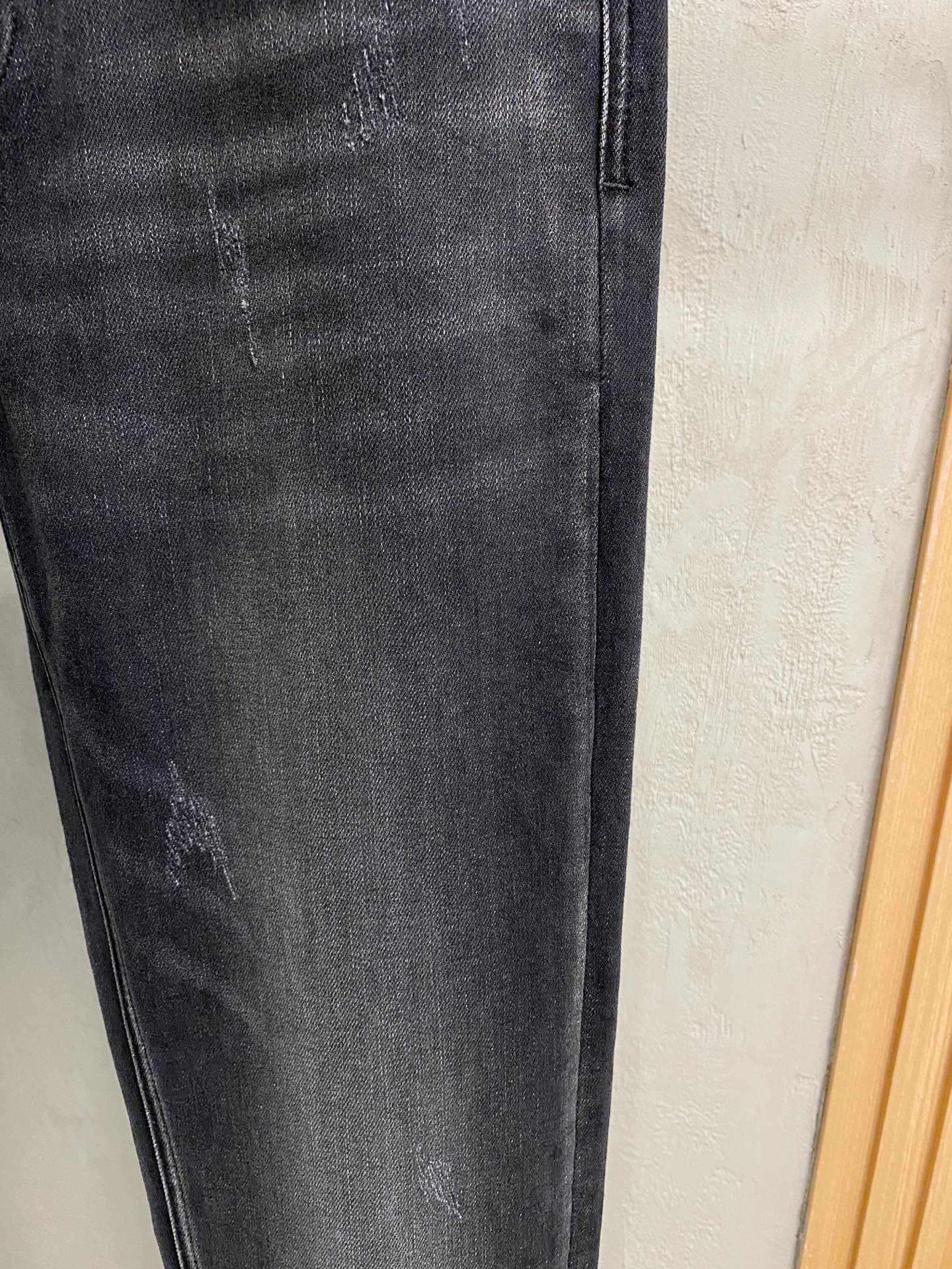 专柜🆕2025秋冬设计推荐 热卖牛仔裤🆕柔软亲肤面料 奢华头层牛皮腰牌 经典蓝洗水 专柜限量款 奢华感订