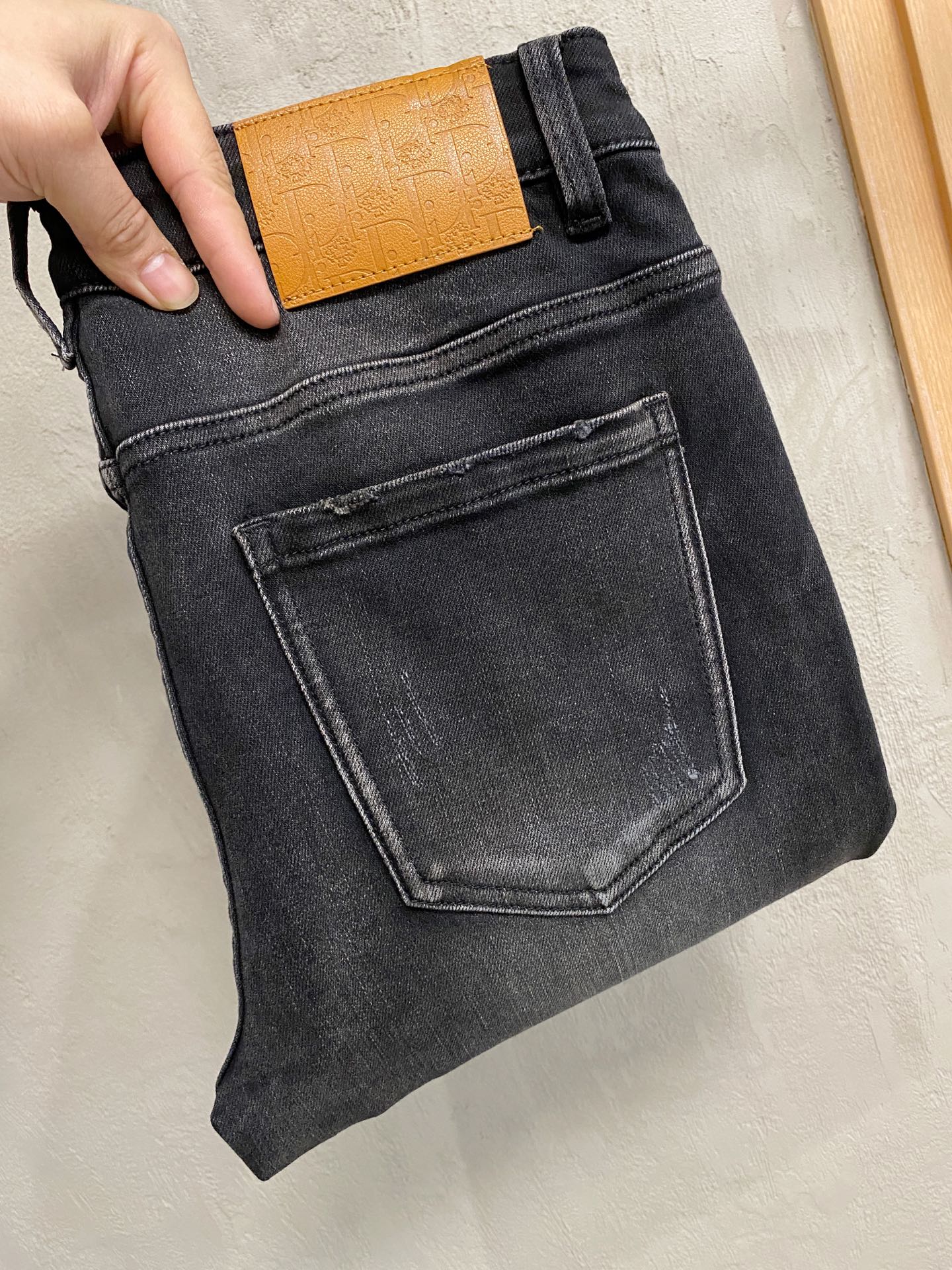 专柜🆕2025秋冬设计推荐 热卖牛仔裤🆕柔软亲肤面料 奢华头层牛皮腰牌 经典蓝洗水 专柜限量款 奢华感订