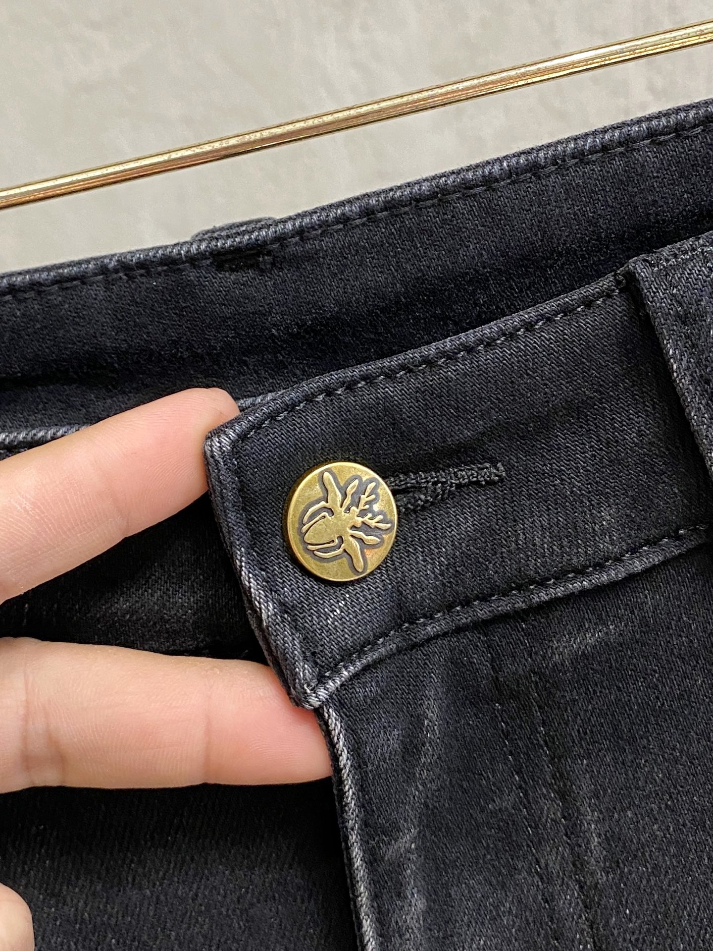 专柜🆕2025秋冬设计推荐 热卖牛仔裤🆕柔软亲肤面料 奢华头层牛皮腰牌 经典蓝洗水 专柜限量款 奢华感订