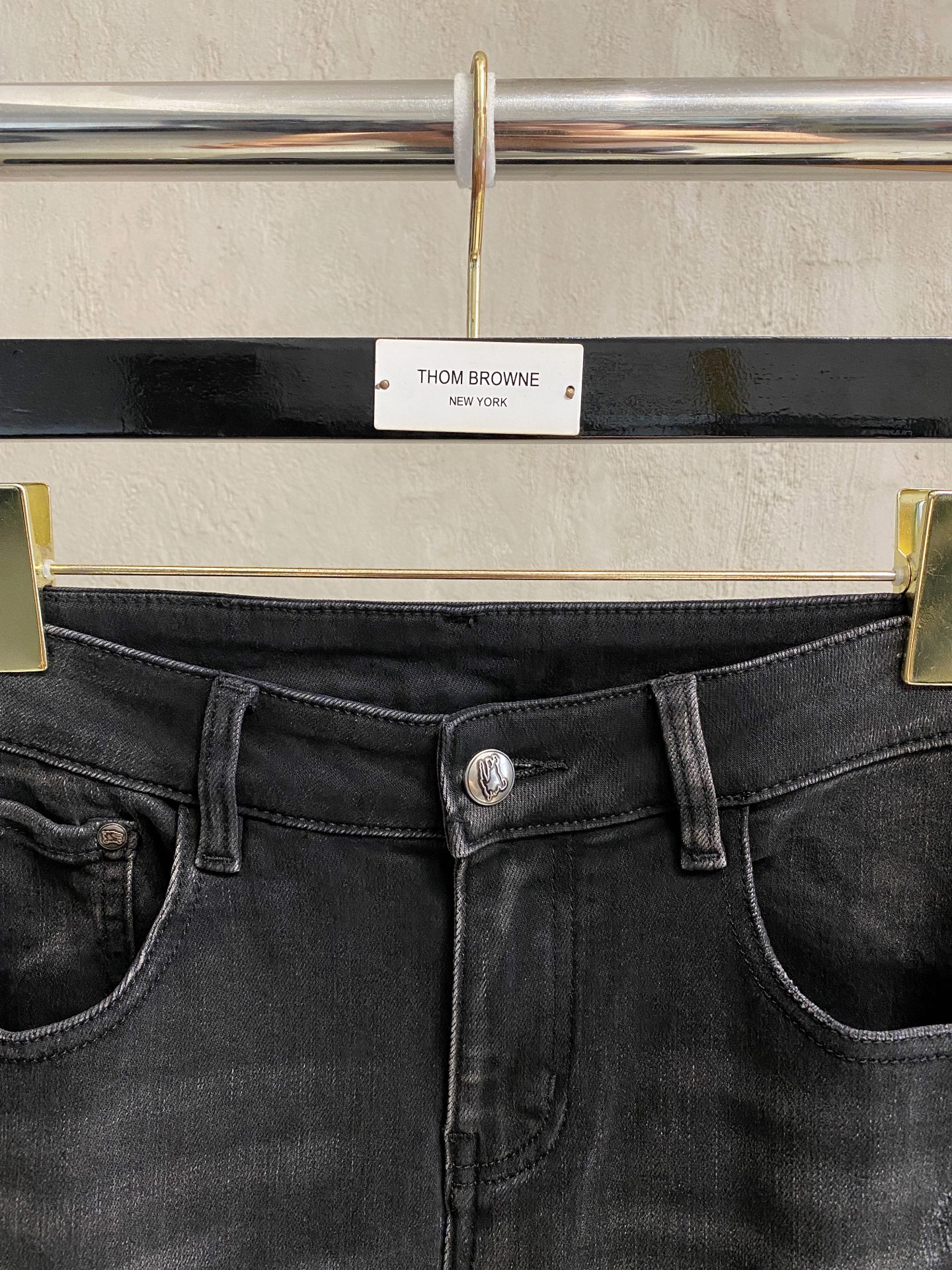 专柜🆕2025秋冬设计推荐 热卖牛仔裤🆕柔软亲肤面料 奢华头层牛皮腰牌 经典蓝洗水 专柜限量款 奢华感订