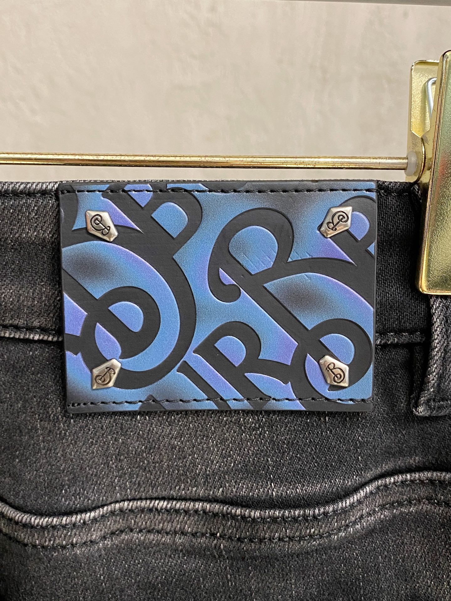 专柜🆕2025秋冬设计推荐 热卖牛仔裤🆕柔软亲肤面料 奢华头层牛皮腰牌 经典蓝洗水 专柜限量款 奢华感订