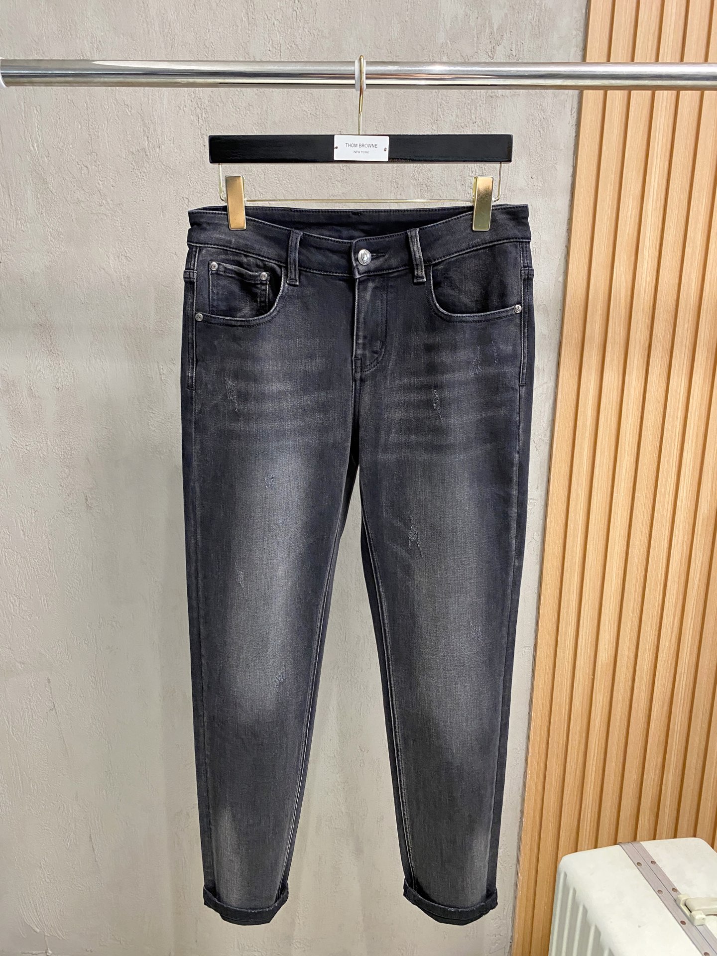 专柜🆕2025秋冬设计推荐 热卖牛仔裤🆕柔软亲肤面料 奢华头层牛皮腰牌 经典蓝洗水 专柜限量款 奢华感订