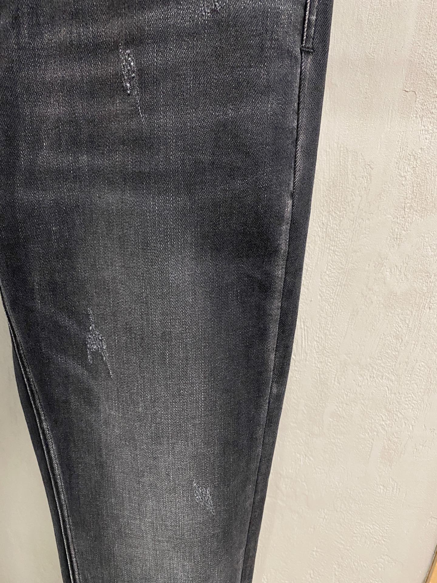 专柜🆕2025秋冬设计推荐 热卖牛仔裤🆕柔软亲肤面料 奢华头层牛皮腰牌 经典蓝洗水 专柜限量款 奢华感订