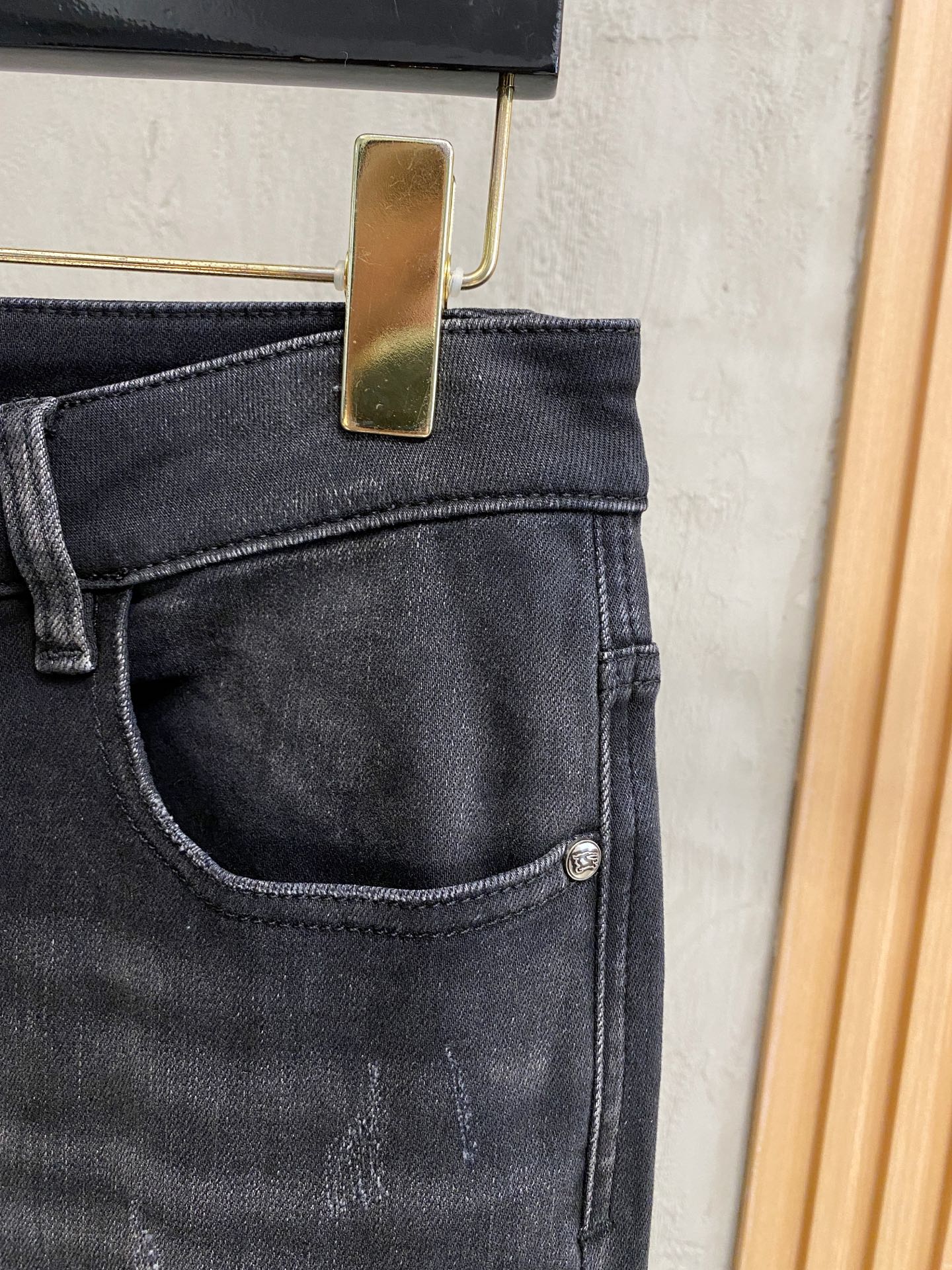 专柜🆕2025秋冬设计推荐 热卖牛仔裤🆕柔软亲肤面料 奢华头层牛皮腰牌 经典蓝洗水 专柜限量款 奢华感订