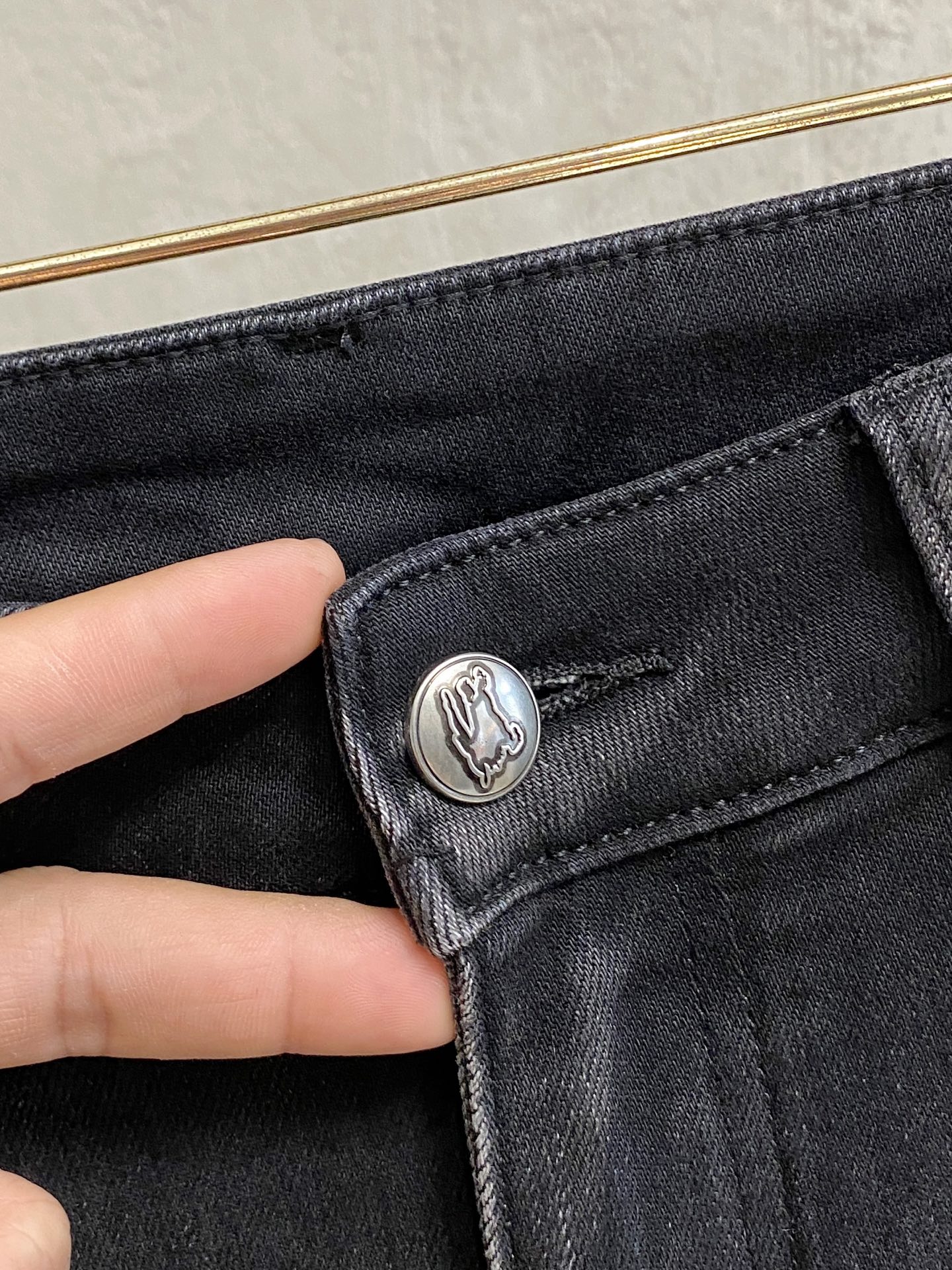 专柜🆕2025秋冬设计推荐 热卖牛仔裤🆕柔软亲肤面料 奢华头层牛皮腰牌 经典蓝洗水 专柜限量款 奢华感订