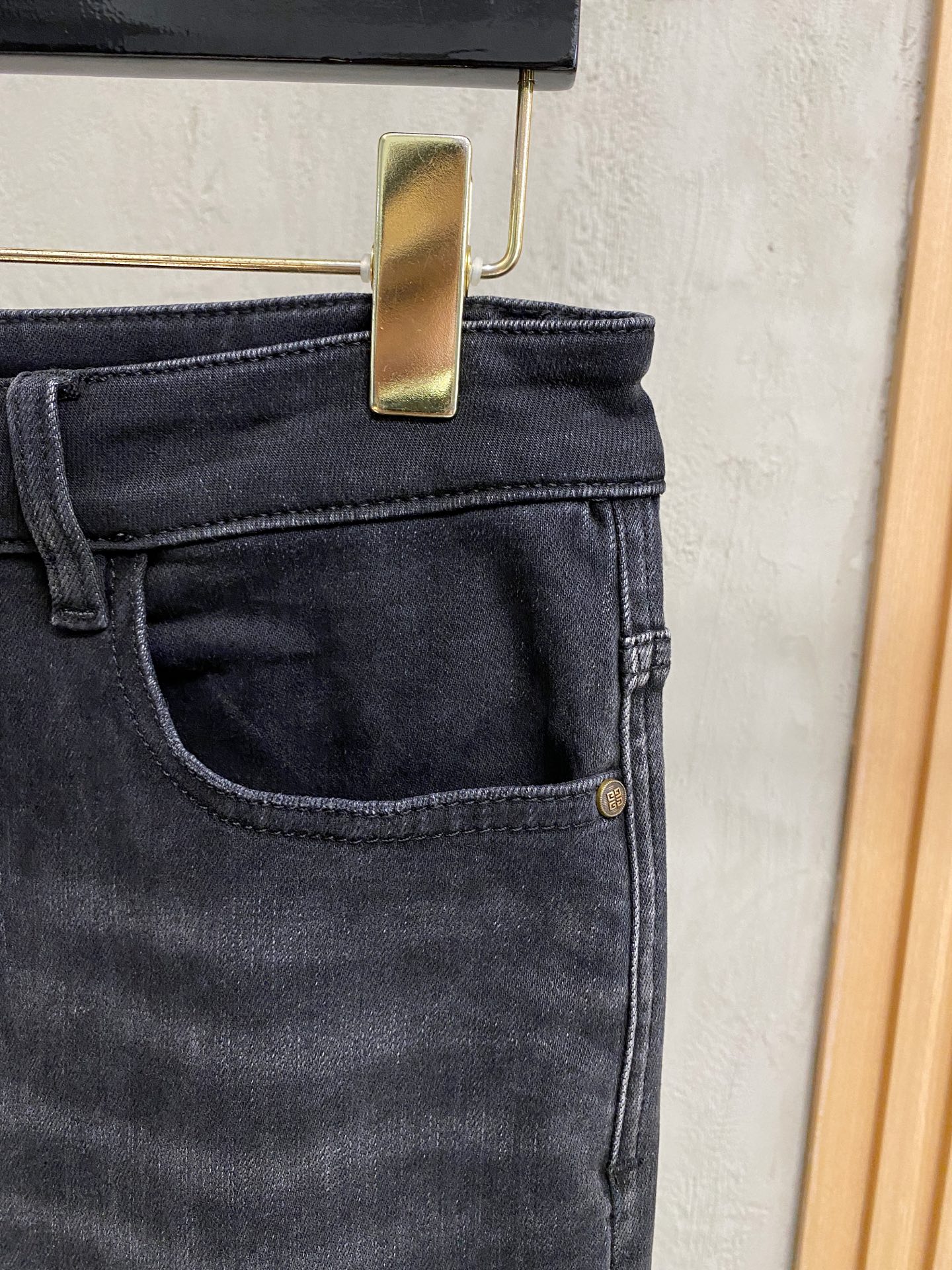 专柜🆕2025秋冬设计推荐 热卖牛仔裤🆕柔软亲肤面料 奢华头层牛皮腰牌 经典蓝洗水 专柜限量款 奢华感订