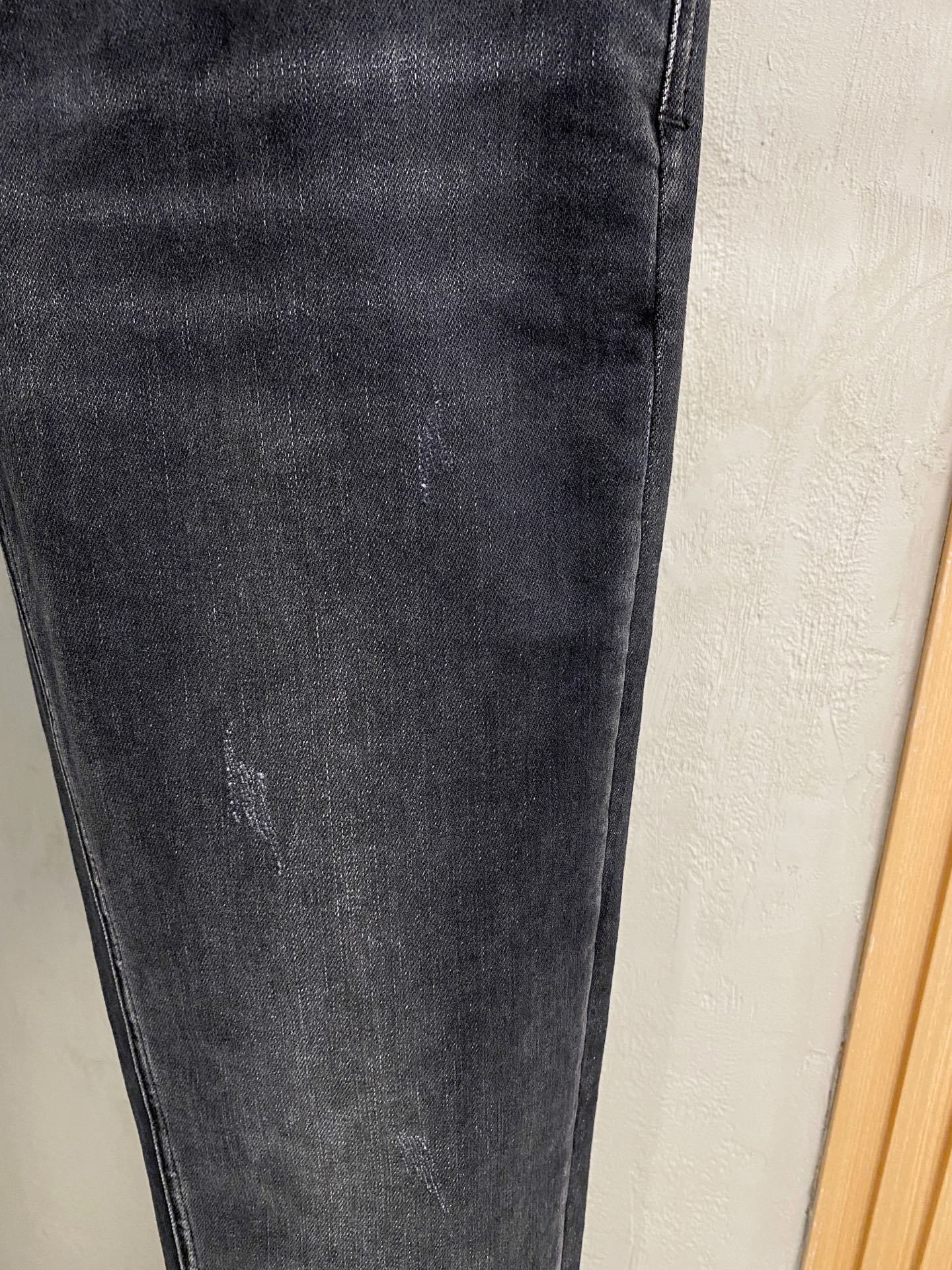 专柜🆕2025秋冬设计推荐 热卖牛仔裤🆕柔软亲肤面料 奢华头层牛皮腰牌 经典蓝洗水 专柜限量款 奢华感订