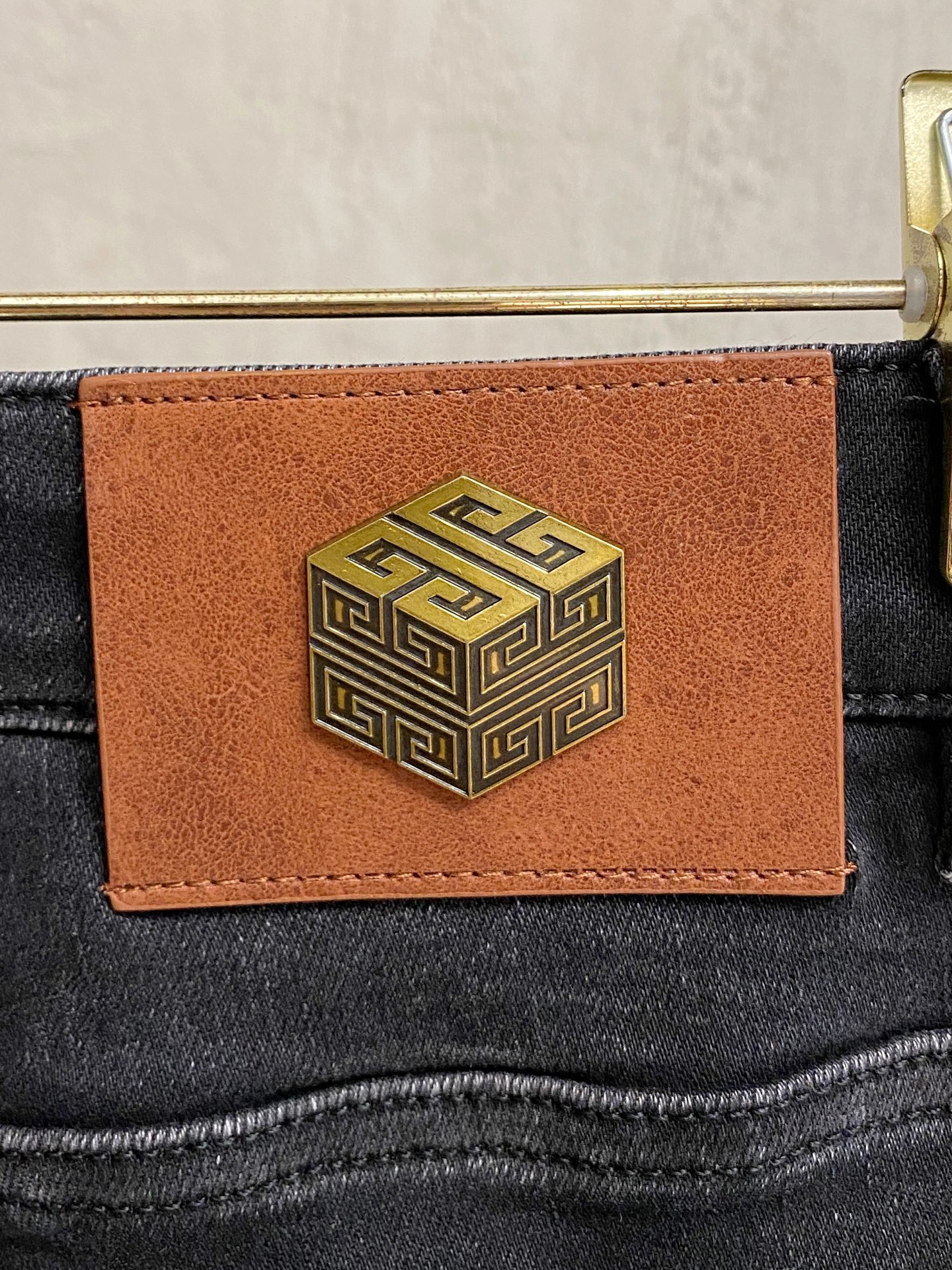 专柜🆕2025秋冬设计推荐 热卖牛仔裤🆕柔软亲肤面料 奢华头层牛皮腰牌 经典蓝洗水 专柜限量款 奢华感订